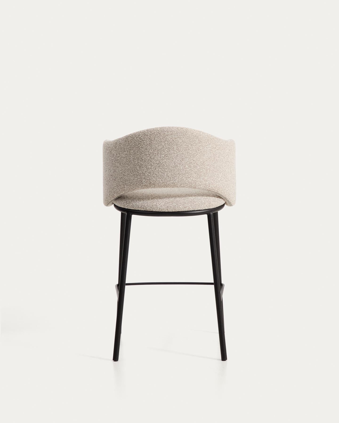 Hocker Maina aus dicker beigefarbener Chenille und Stahlbeinen mit schwarzer Beschichtung FSC Mix Credit 65 cm in Beige präsentiert im Onlineshop von KAQTU Design AG. Barhocker ist von Kave Home