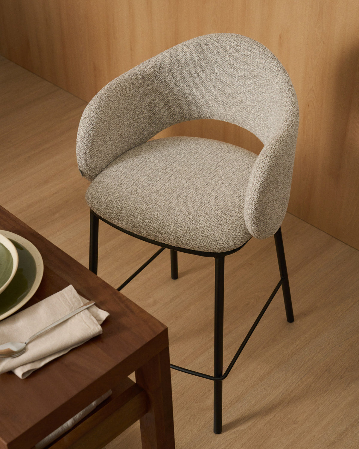 Hocker Maina aus dicker beigefarbener Chenille und Stahlbeinen mit schwarzer Beschichtung FSC Mix Credit 65 cm in Beige präsentiert im Onlineshop von KAQTU Design AG. Barhocker ist von Kave Home