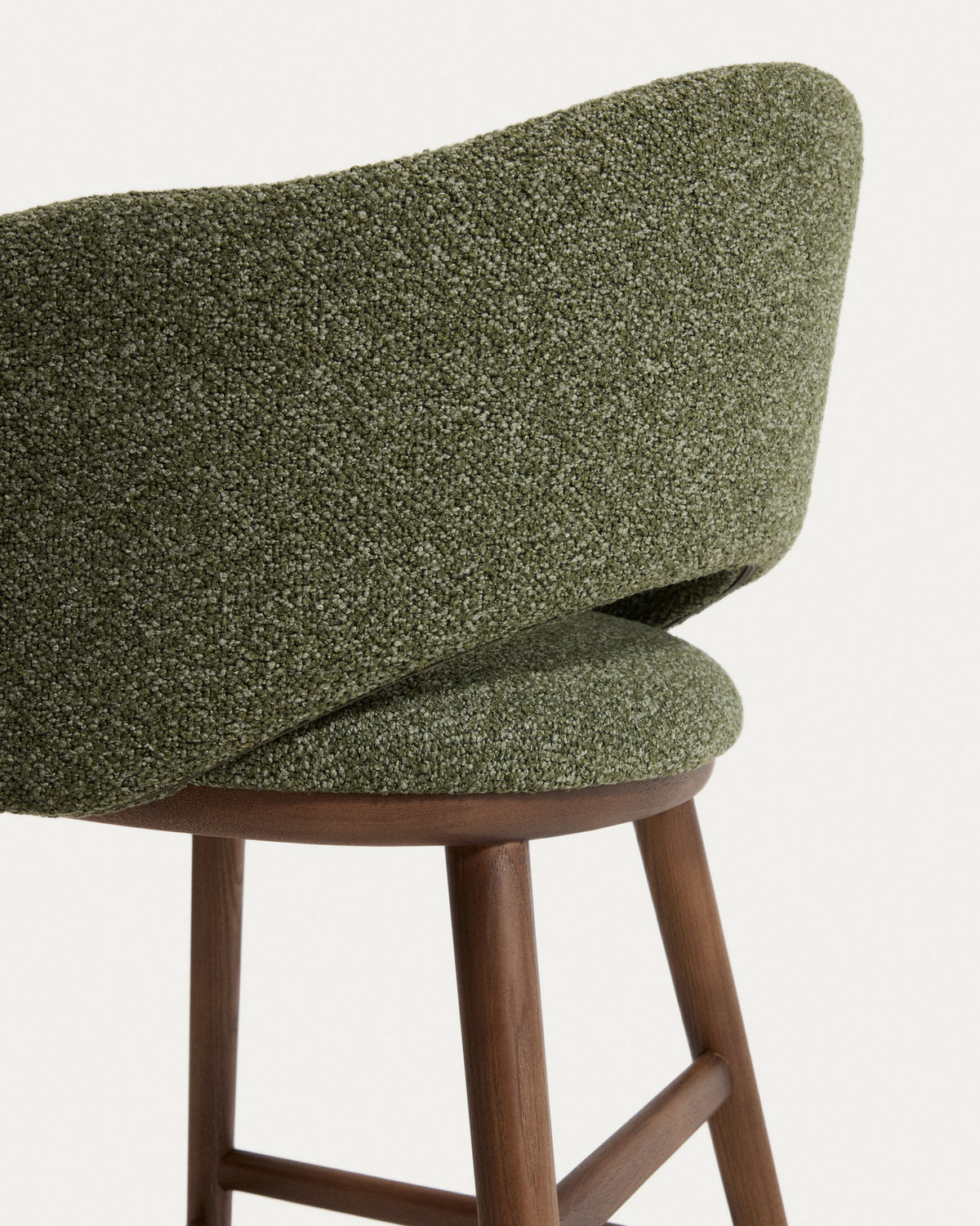 Grüner Barhocker Maina mit Chenille-Bezug, Armlehnen und braunen Holzbeinen
