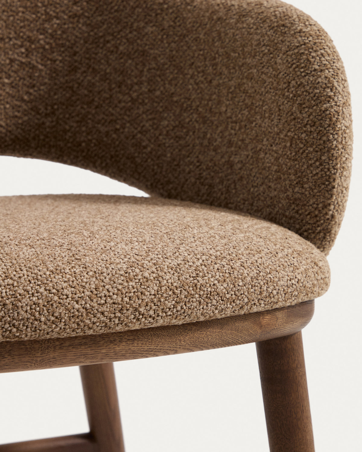 Barhocker Maina in braunem Chenille mit geschwungener Lehne und Holzbeinen in Walnussoptik