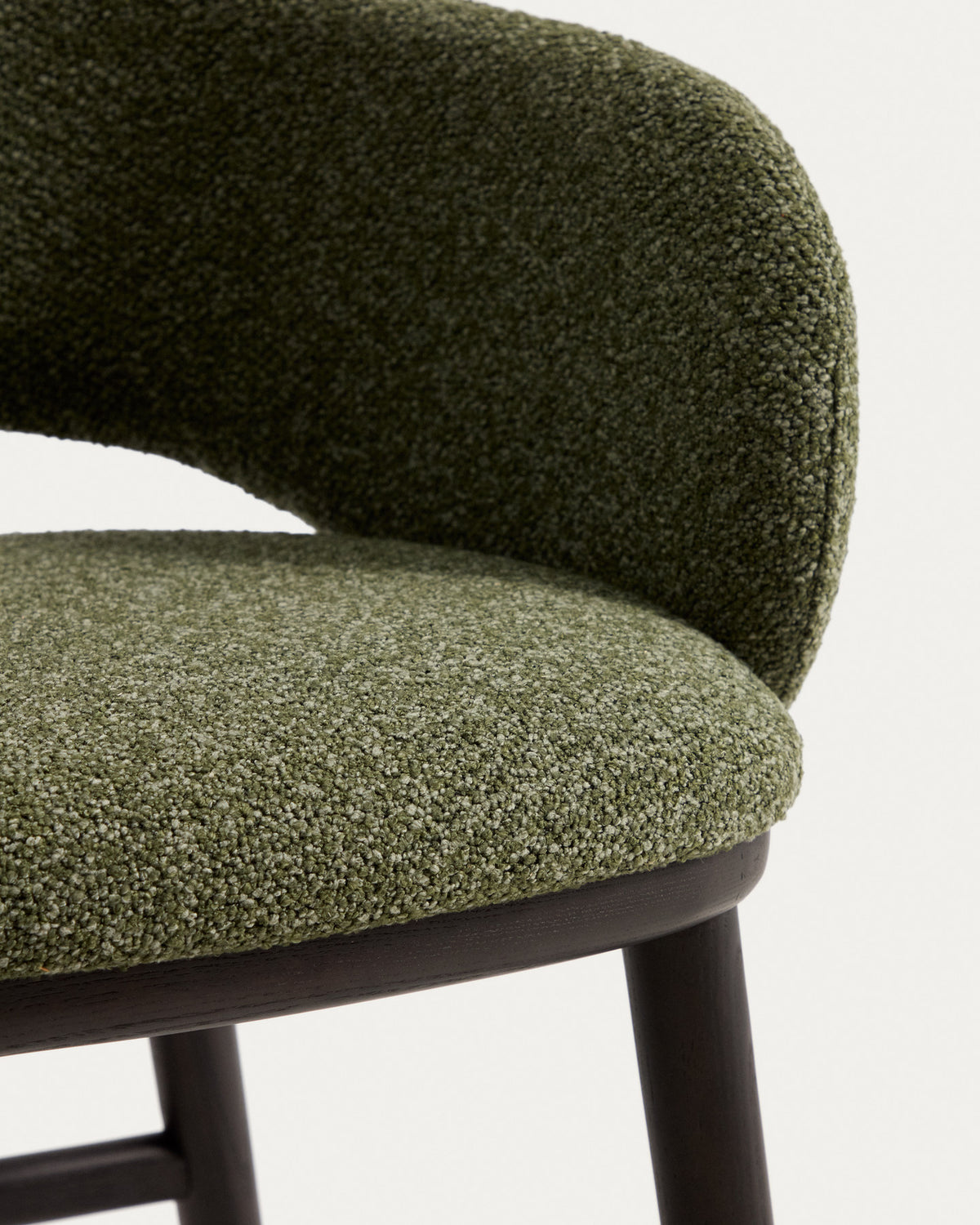 Barhocker Maina in Grün mit Chenille-Bezug, geschwungener Lehne und dunklen Holzbeinen