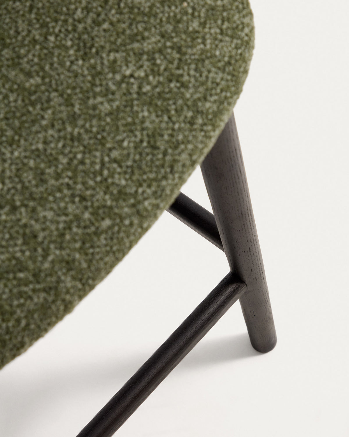 Barhocker Maina in Grün mit Chenille-Bezug, geschwungener Lehne und dunklen Holzbeinen
