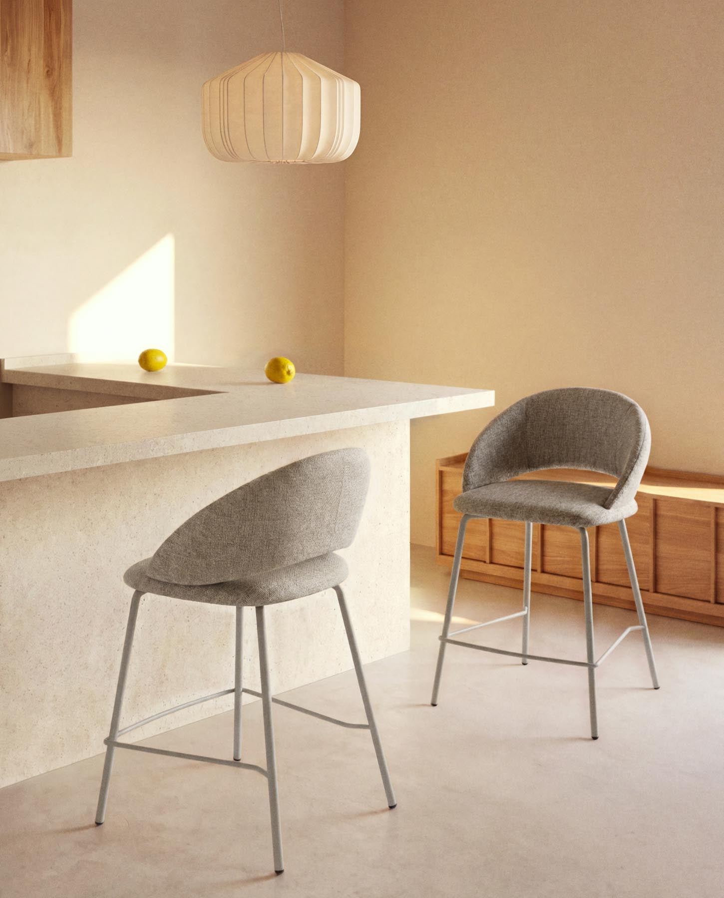 Hocker Bonali mit grauer Chenille und Beinen aus grauem Metall, FSC Mix Credit, 65 cm in Grau präsentiert im Onlineshop von KAQTU Design AG. Barhocker ist von Kave Home