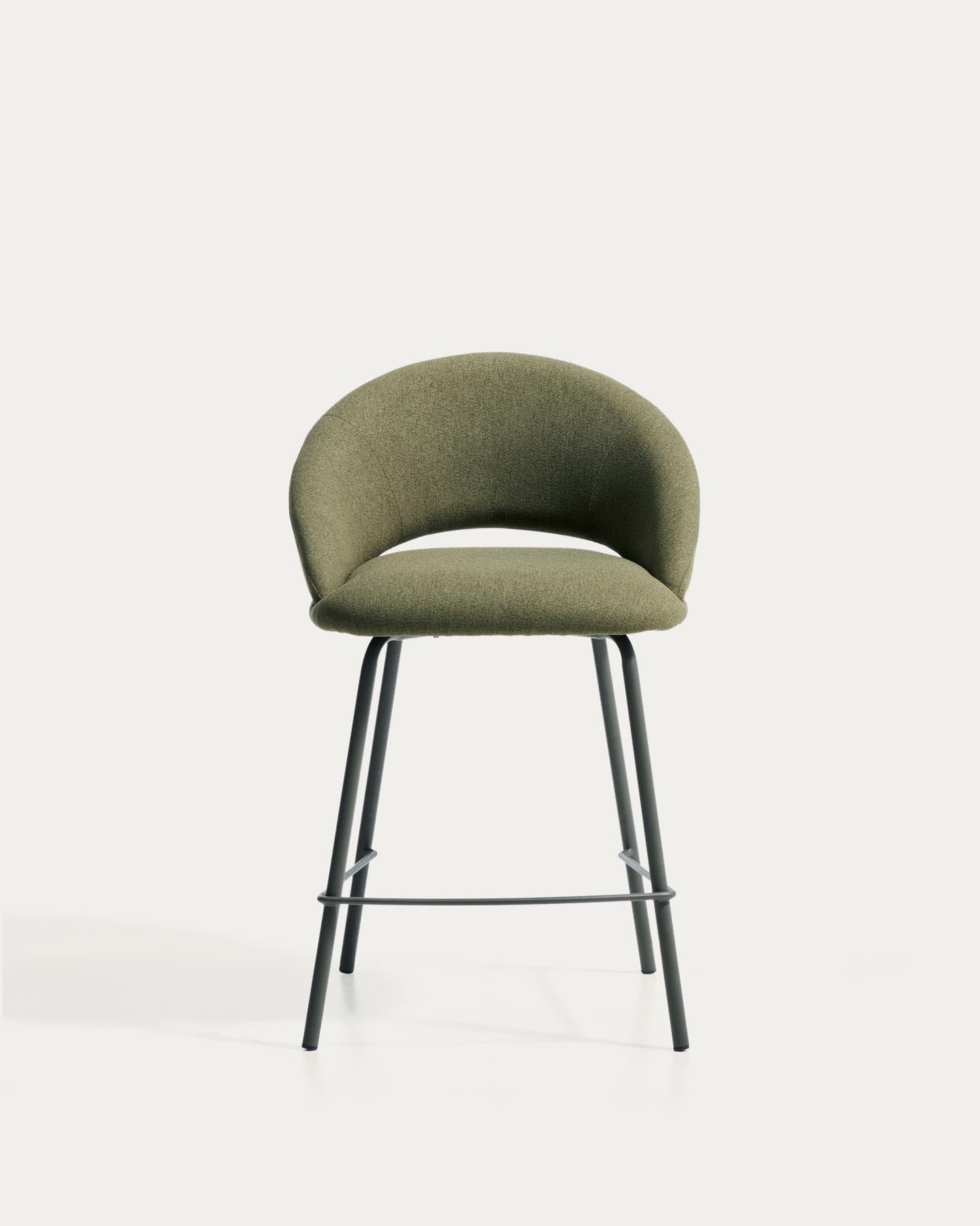 Hocker Bonali mit grüner Chenille und grünen Metallbeinen, FSC Mix Credit, 65 cm in Grün präsentiert im Onlineshop von KAQTU Design AG. Barhocker ist von Kave Home