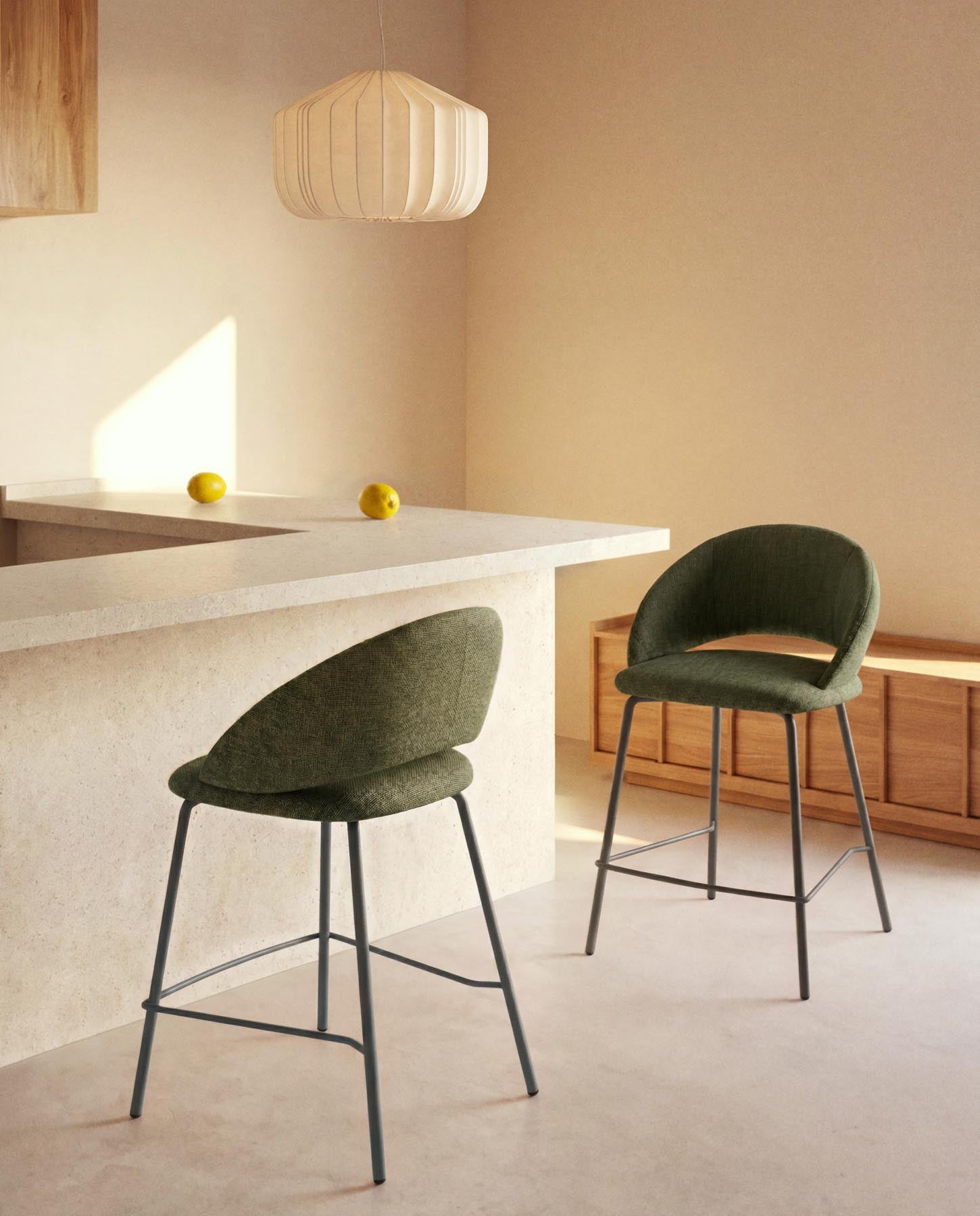 Hocker Bonali mit grüner Chenille und grünen Metallbeinen, FSC Mix Credit, 65 cm in Grün präsentiert im Onlineshop von KAQTU Design AG. Barhocker ist von Kave Home