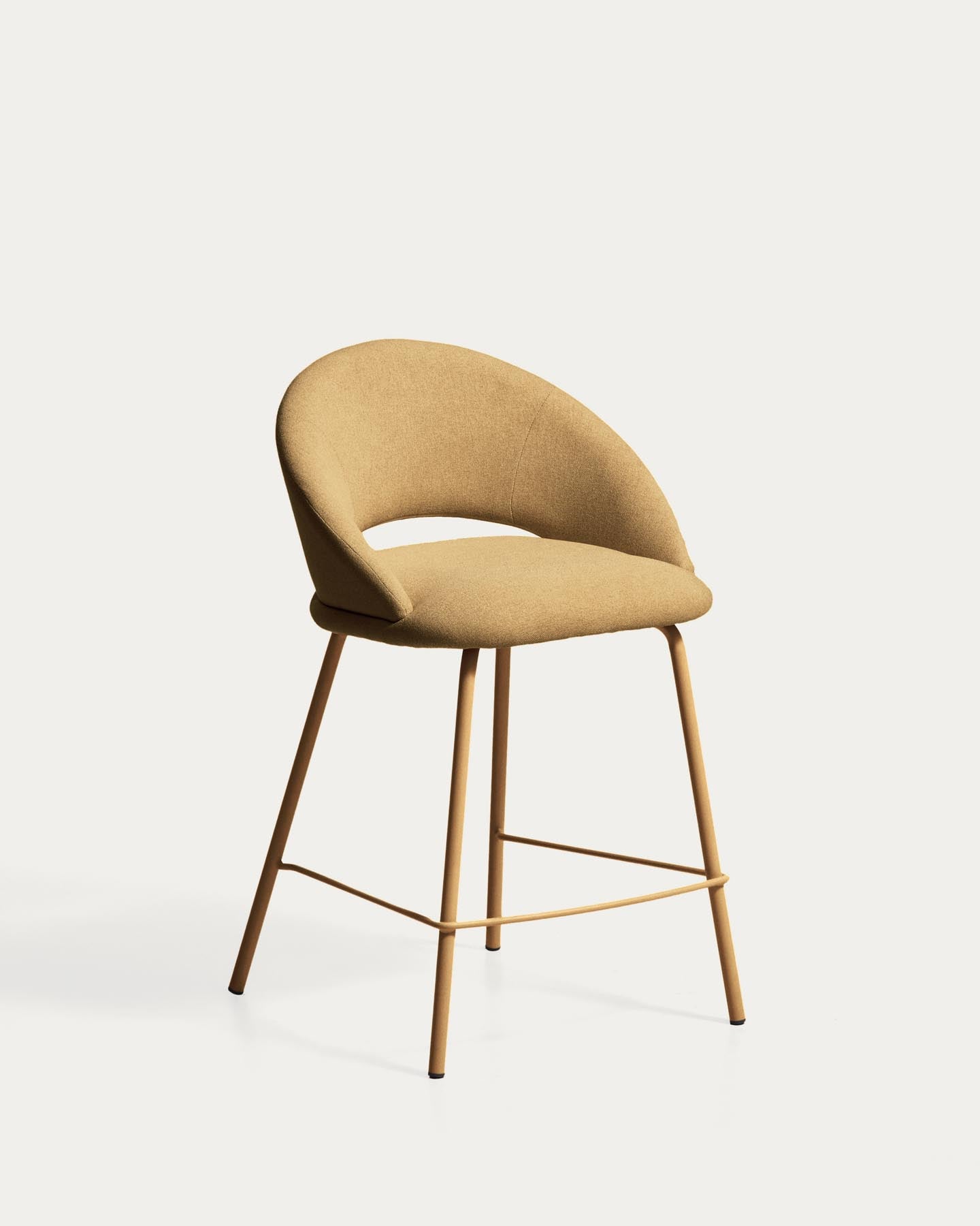 Hocker Bonali mit senfgelber Chenille und Beinen aus senfgelbem Metall, FSC Mix Credit, 65 cm in Senfgelb präsentiert im Onlineshop von KAQTU Design AG. Barhocker ist von Kave Home