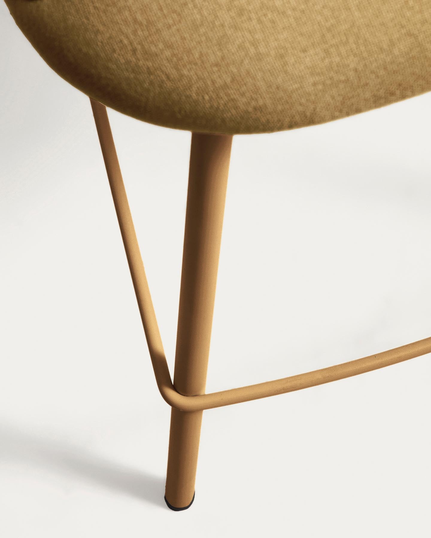 Hocker Bonali mit senfgelber Chenille und Beinen aus senfgelbem Metall, FSC Mix Credit, 65 cm in Senfgelb präsentiert im Onlineshop von KAQTU Design AG. Barhocker ist von Kave Home