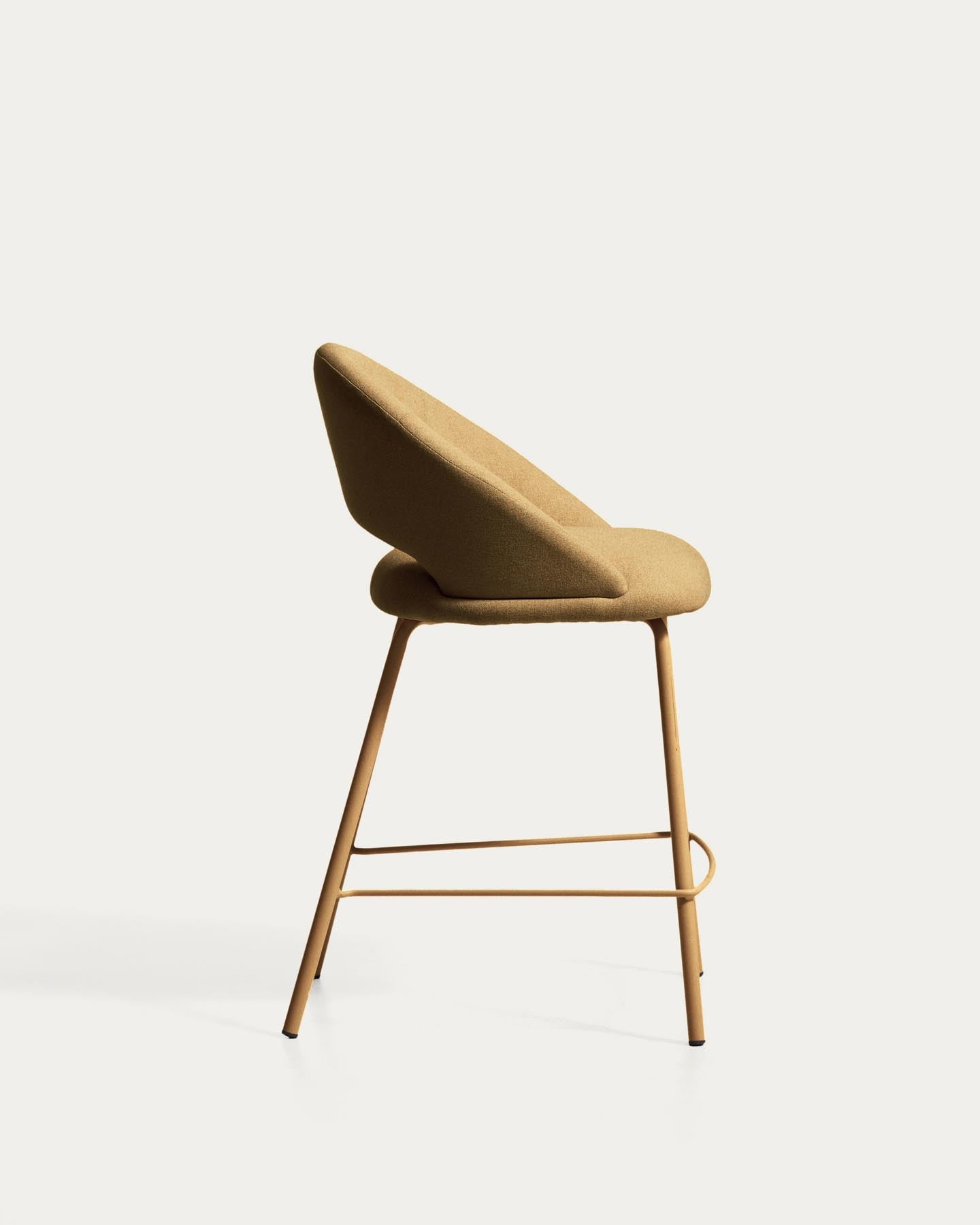 Hocker Bonali mit senfgelber Chenille und Beinen aus senfgelbem Metall, FSC Mix Credit, 65 cm in Senfgelb präsentiert im Onlineshop von KAQTU Design AG. Barhocker ist von Kave Home
