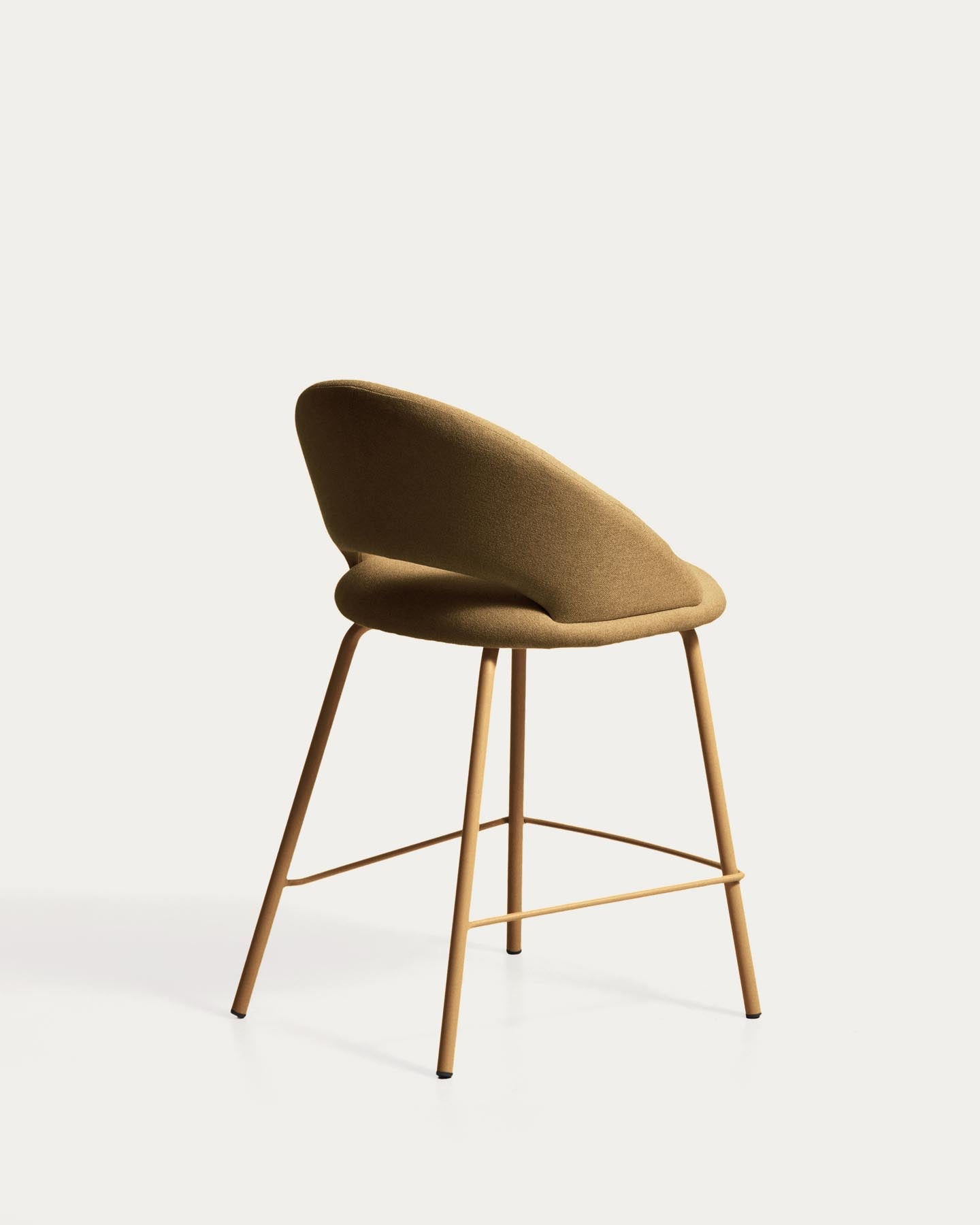 Hocker Bonali mit senfgelber Chenille und Beinen aus senfgelbem Metall, FSC Mix Credit, 65 cm in Senfgelb präsentiert im Onlineshop von KAQTU Design AG. Barhocker ist von Kave Home