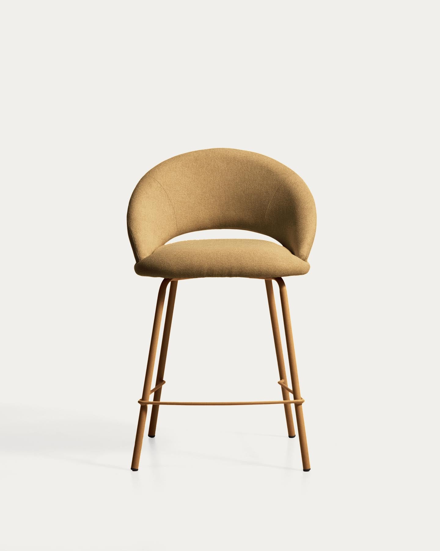 Hocker Bonali mit senfgelber Chenille und Beinen aus senfgelbem Metall, FSC Mix Credit, 65 cm in Senfgelb präsentiert im Onlineshop von KAQTU Design AG. Barhocker ist von Kave Home
