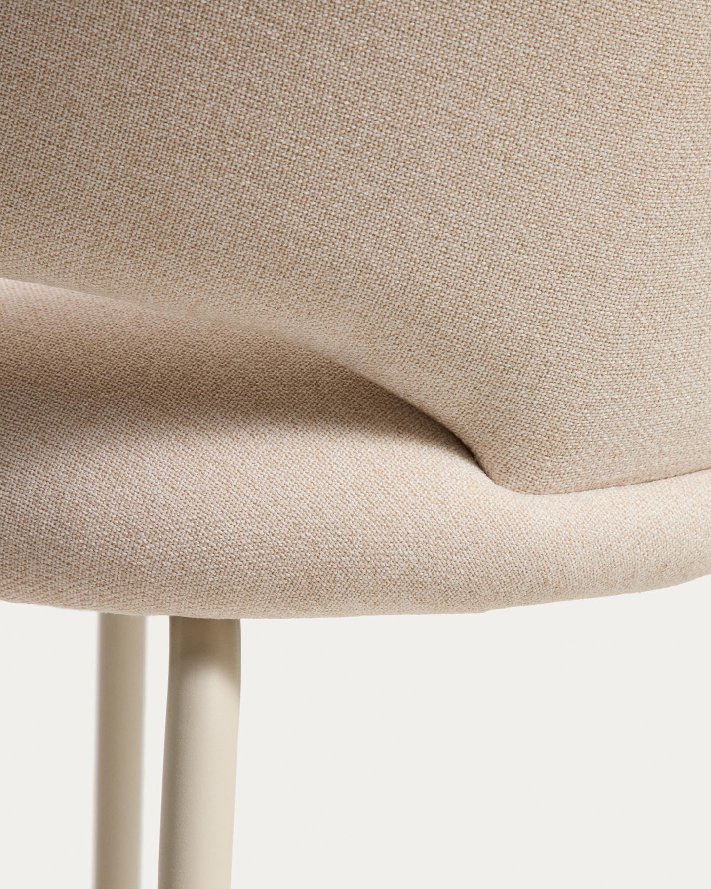 Hocker Bonali mit beiger Chenille und beigen Metallbeinen, FSC Mix Credit, 65 cm in Beige präsentiert im Onlineshop von KAQTU Design AG. Barhocker ist von Kave Home