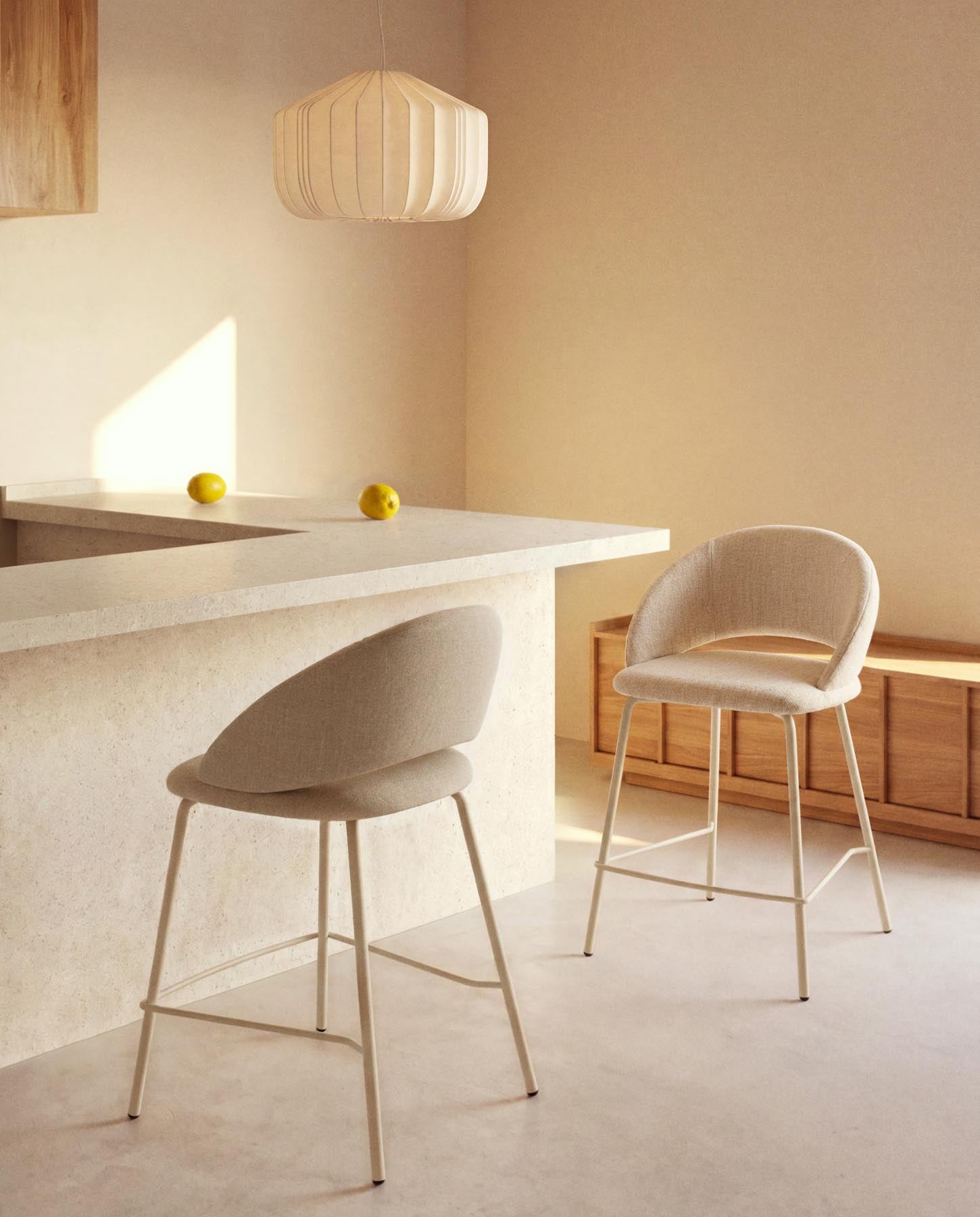 Hocker Bonali mit beiger Chenille und beigen Metallbeinen, FSC Mix Credit, 65 cm in Beige präsentiert im Onlineshop von KAQTU Design AG. Barhocker ist von Kave Home