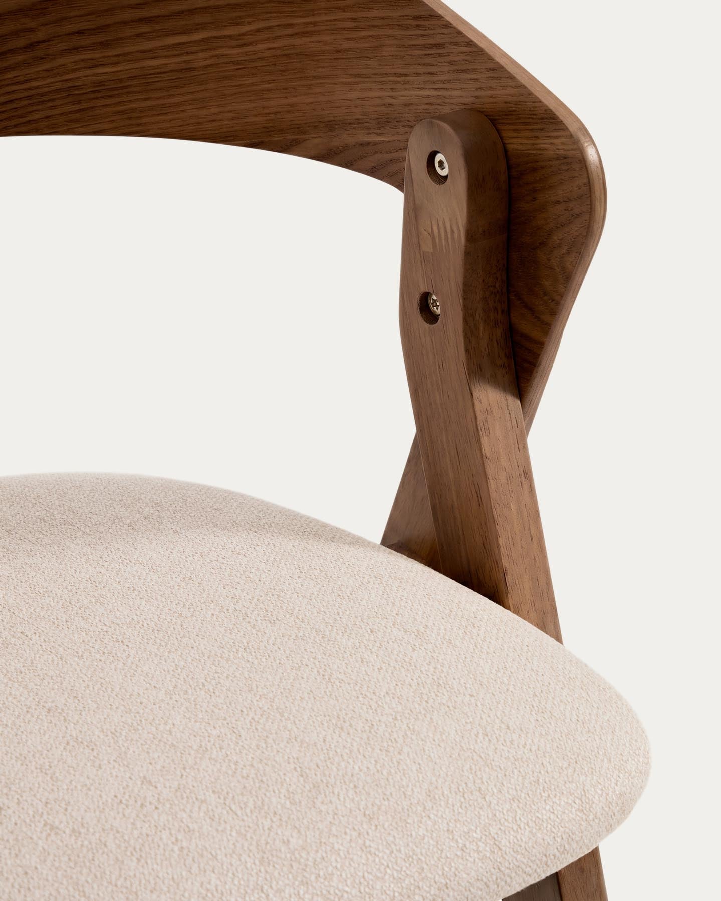 Hocker Godia aus Eichenfurnier mit Nussbaumfinish und beiger Chenille in Braun präsentiert im Onlineshop von KAQTU Design AG. Barhocker ist von Kave Home