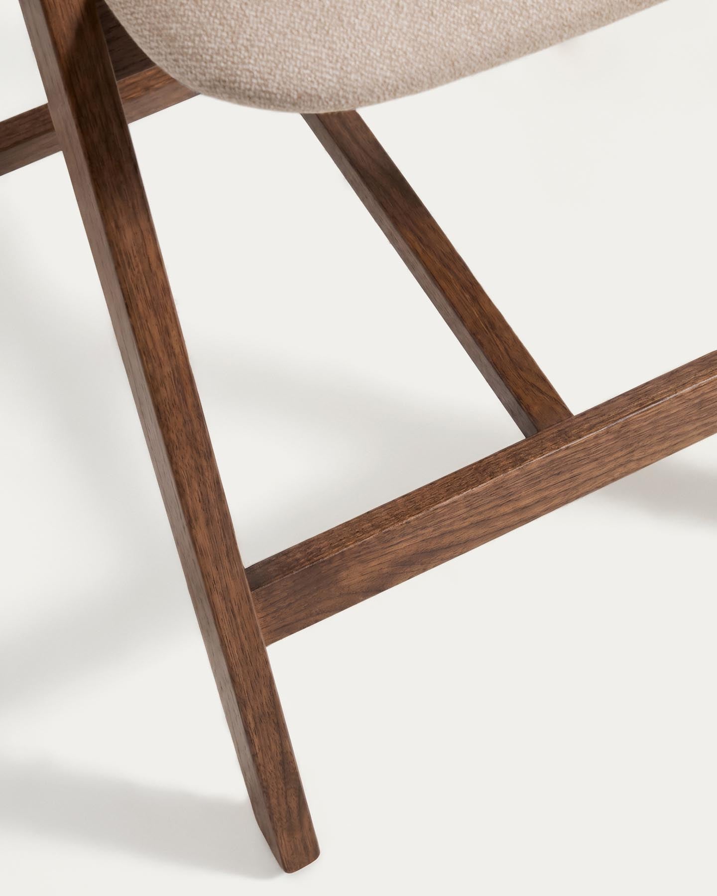 Hocker Godia aus Eichenfurnier mit Nussbaumfinish und beiger Chenille in Braun präsentiert im Onlineshop von KAQTU Design AG. Barhocker ist von Kave Home