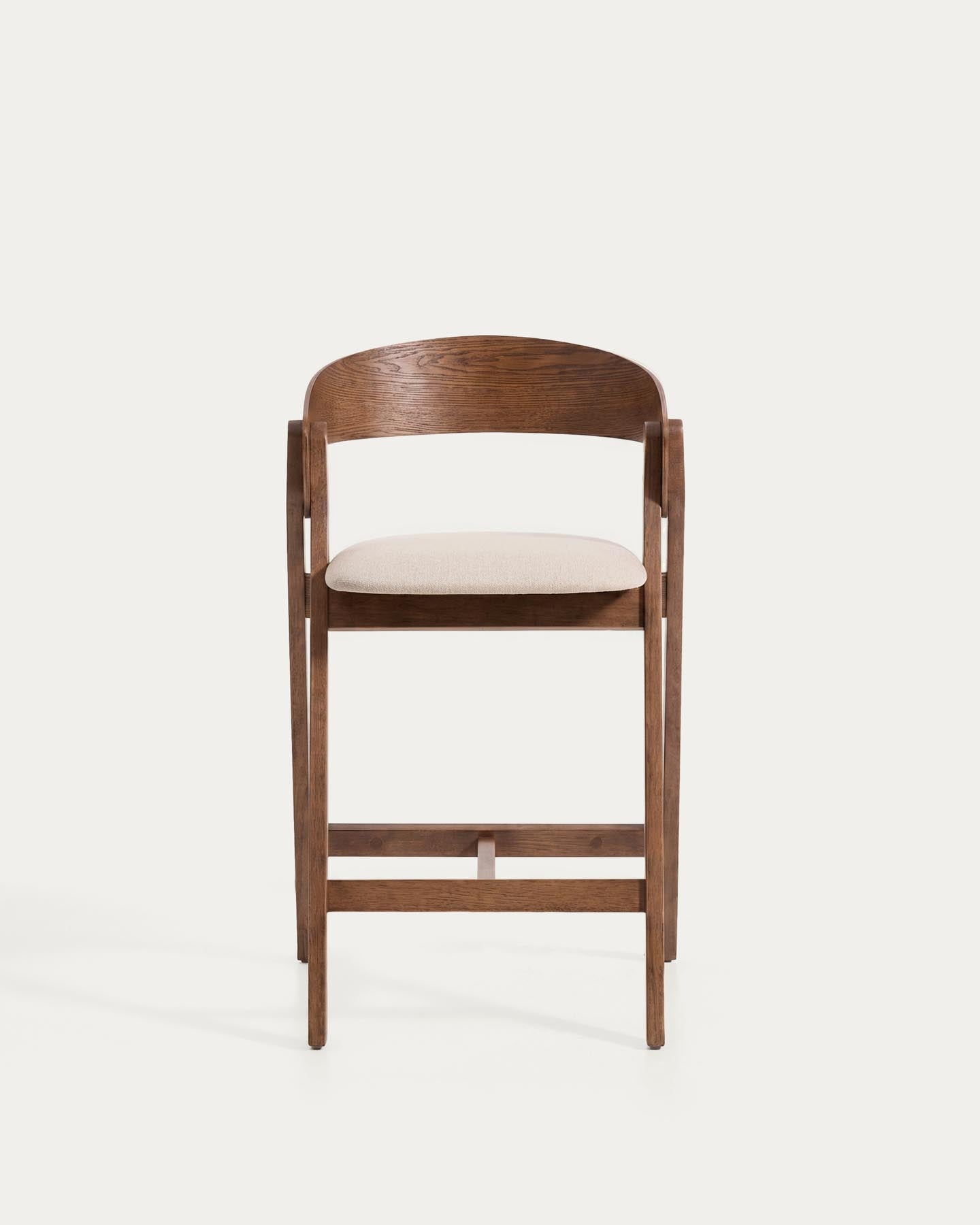 Hocker Godia aus Eichenfurnier mit Nussbaumfinish und beiger Chenille in Braun präsentiert im Onlineshop von KAQTU Design AG. Barhocker ist von Kave Home