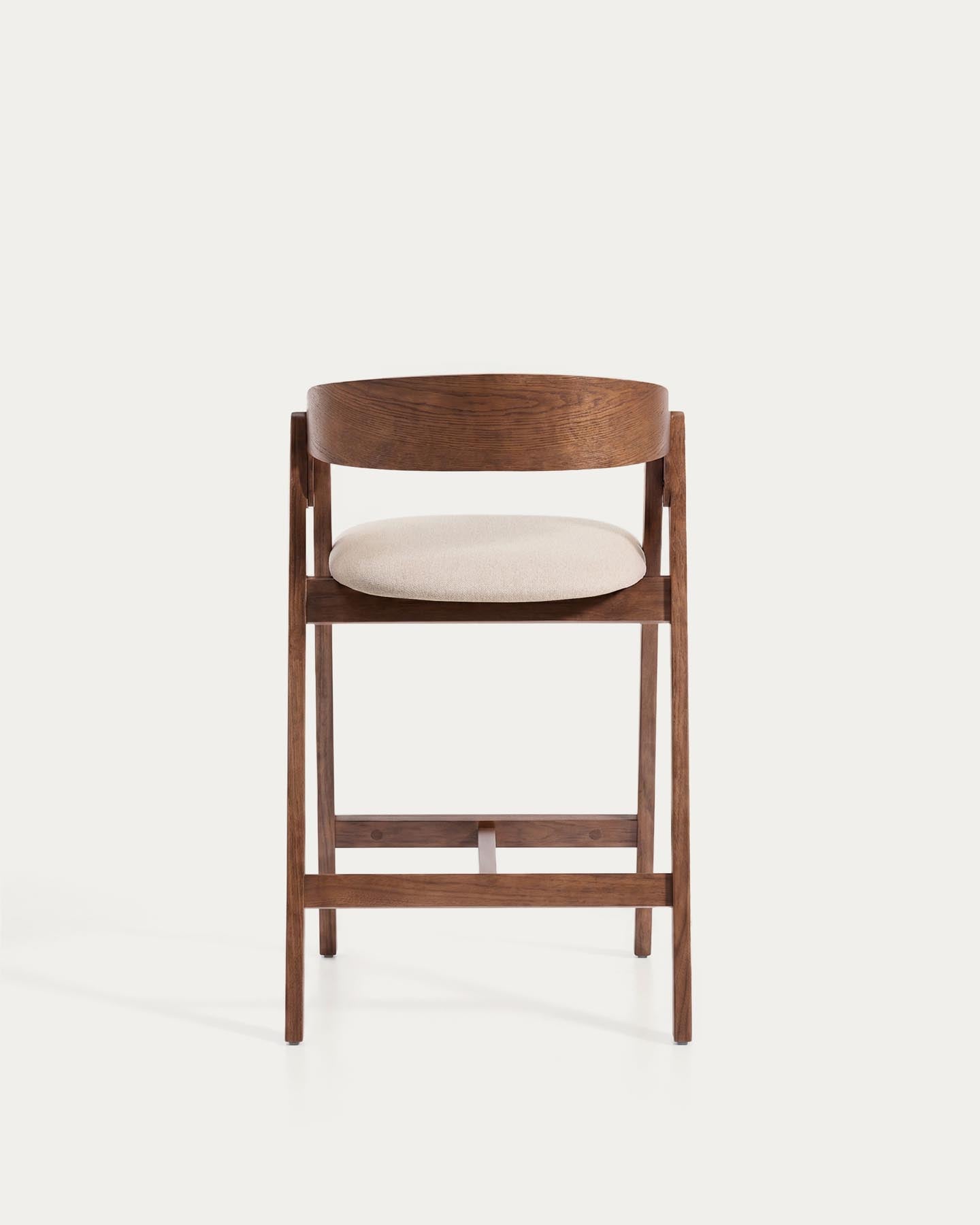 Hocker Godia aus Eichenfurnier mit Nussbaumfinish und beiger Chenille in Braun präsentiert im Onlineshop von KAQTU Design AG. Barhocker ist von Kave Home