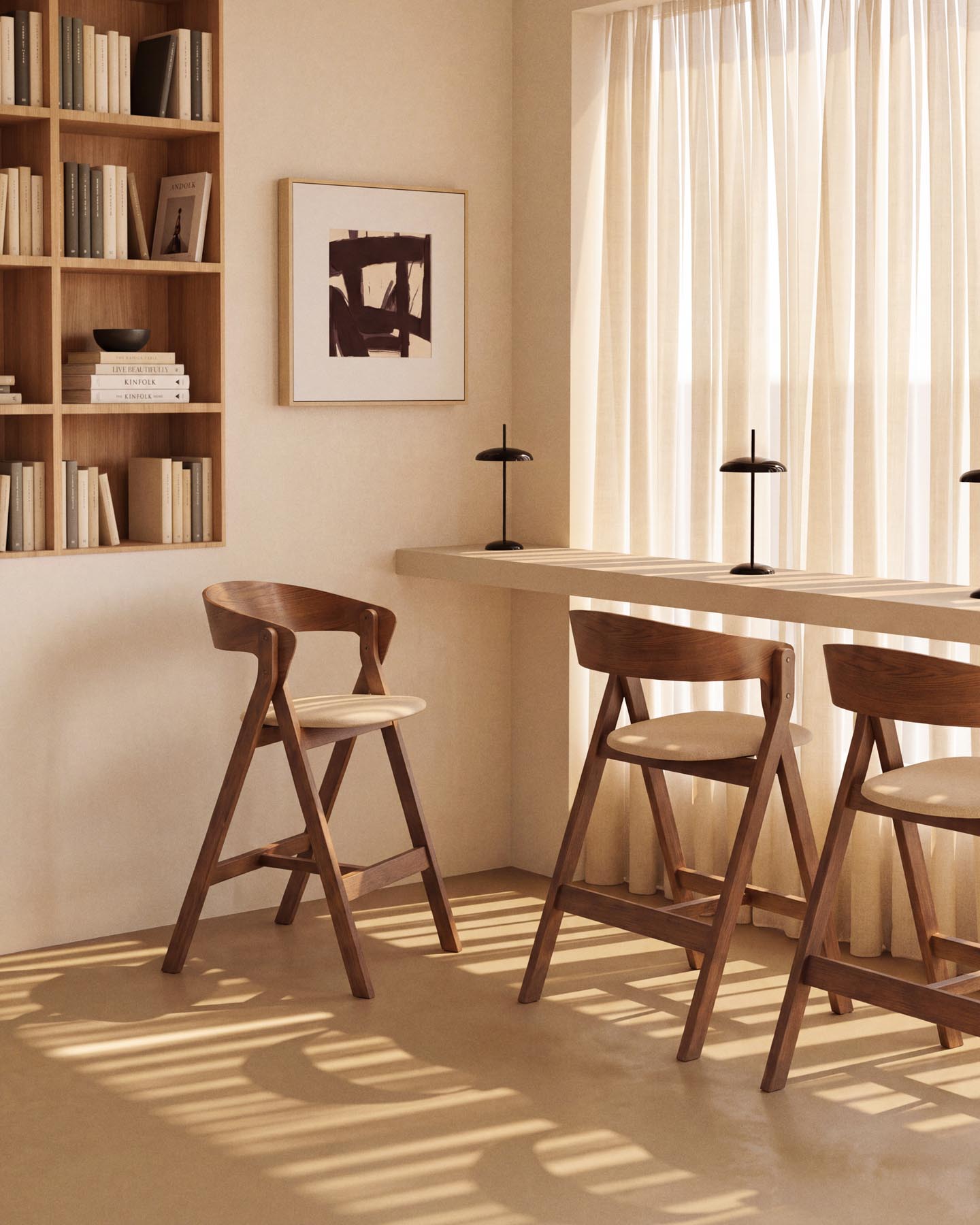 Hocker Godia aus Eichenfurnier mit Nussbaumfinish und beiger Chenille in Braun präsentiert im Onlineshop von KAQTU Design AG. Barhocker ist von Kave Home