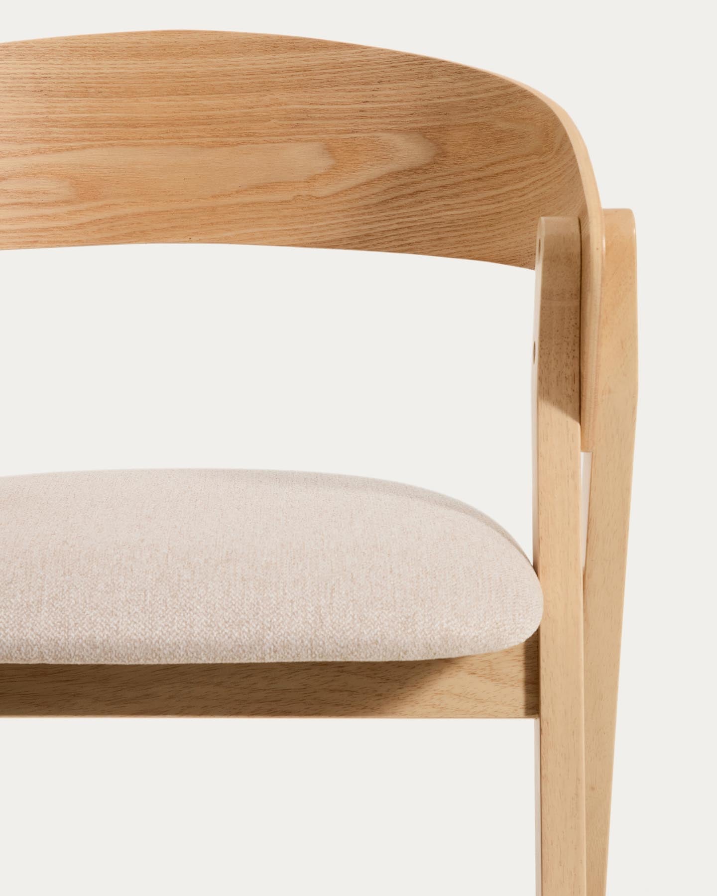 Hocker Godia aus Eichenfurnier mit naturfarbenem Finish und beiger Chenille in Beige präsentiert im Onlineshop von KAQTU Design AG. Barhocker ist von Kave Home