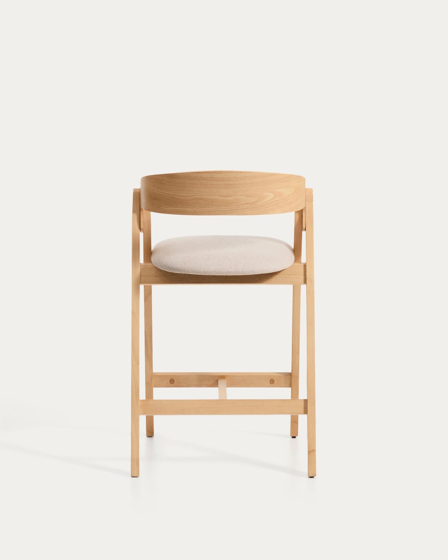 Hocker Godia aus Eichenfurnier mit naturfarbenem Finish und beiger Chenille in Beige präsentiert im Onlineshop von KAQTU Design AG. Barhocker ist von Kave Home
