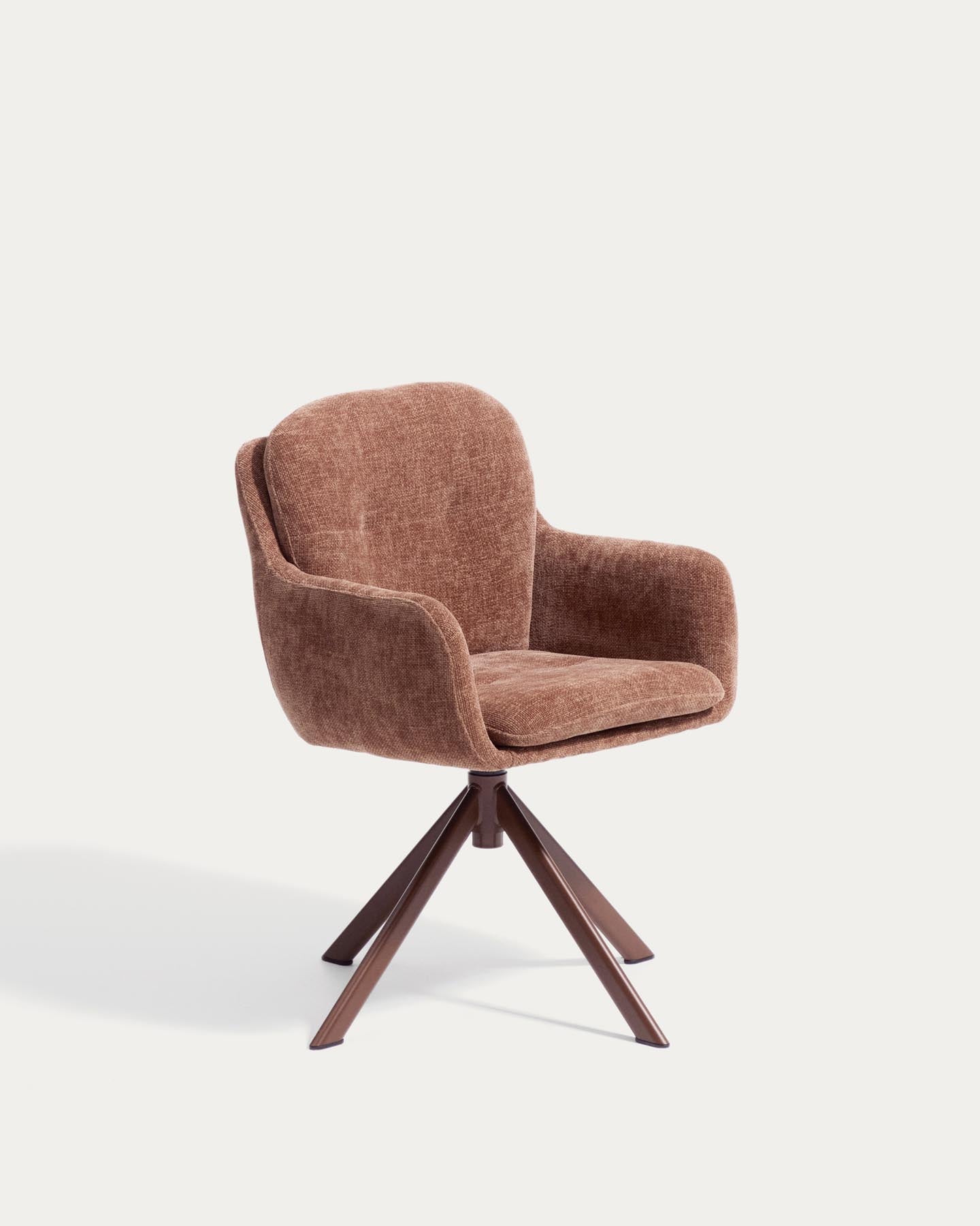 Drehstuhl Lexa aus karamellfarbener Chenille und Stahlbeinen mit karamellfarbenem Finish in Terrakotta präsentiert im Onlineshop von KAQTU Design AG. Drehstuhl ist von Kave Home