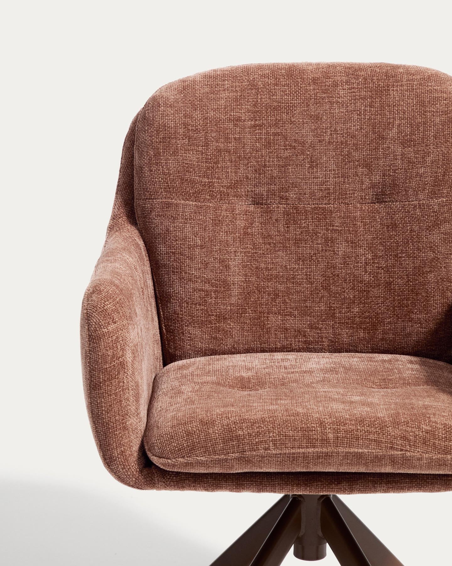 Drehstuhl Lexa aus karamellfarbener Chenille und Stahlbeinen mit karamellfarbenem Finish in Terrakotta präsentiert im Onlineshop von KAQTU Design AG. Drehstuhl ist von Kave Home