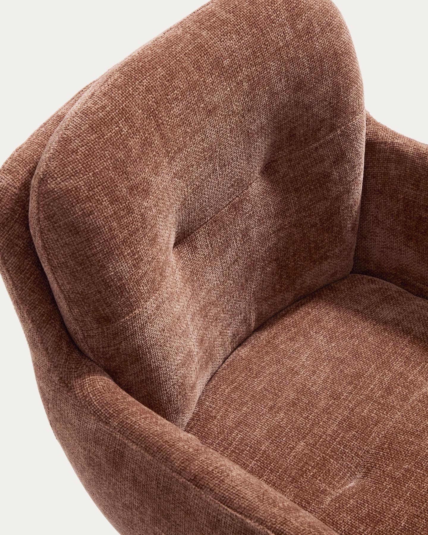 Drehstuhl Lexa aus karamellfarbener Chenille und Stahlbeinen mit karamellfarbenem Finish in Terrakotta präsentiert im Onlineshop von KAQTU Design AG. Drehstuhl ist von Kave Home