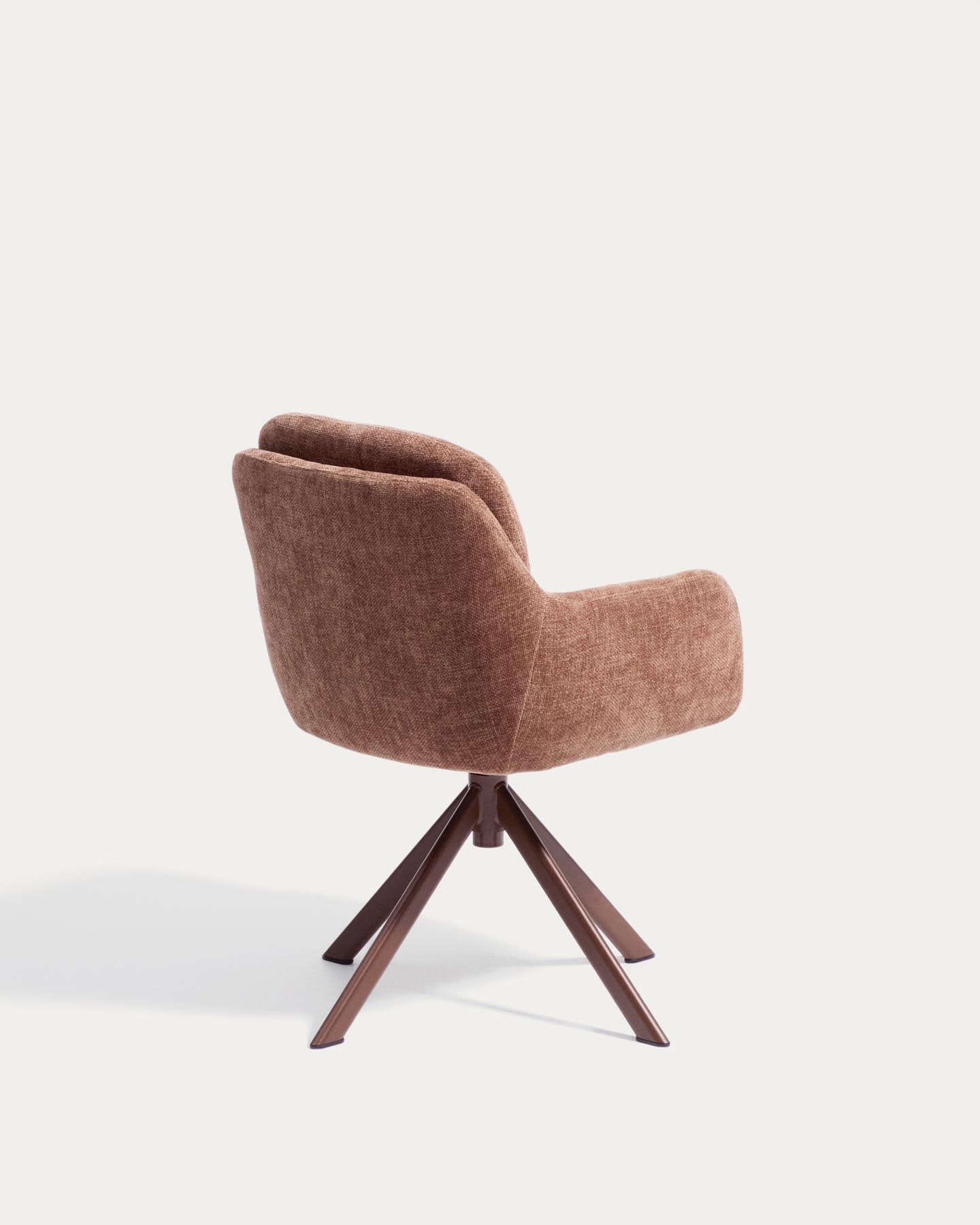 Drehstuhl Lexa aus karamellfarbener Chenille und Stahlbeinen mit karamellfarbenem Finish in Terrakotta präsentiert im Onlineshop von KAQTU Design AG. Drehstuhl ist von Kave Home