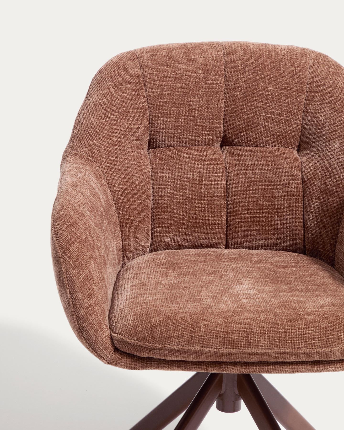 Drehstuhl Dorina aus karamellfarbener Chenille und Stahlbeinen mit karamellfarbenem Finish in Terrakotta präsentiert im Onlineshop von KAQTU Design AG. Drehstuhl ist von Kave Home