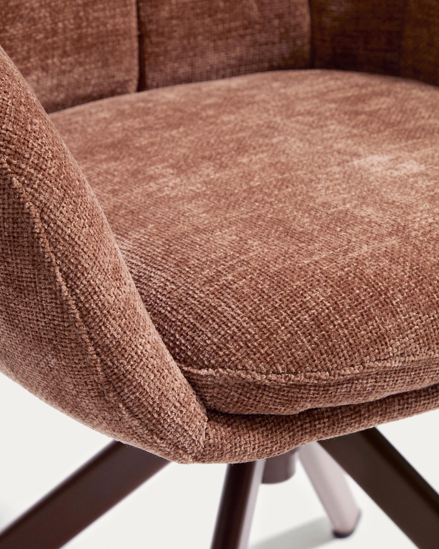 Drehstuhl Dorina aus karamellfarbener Chenille und Stahlbeinen mit karamellfarbenem Finish in Terrakotta präsentiert im Onlineshop von KAQTU Design AG. Drehstuhl ist von Kave Home