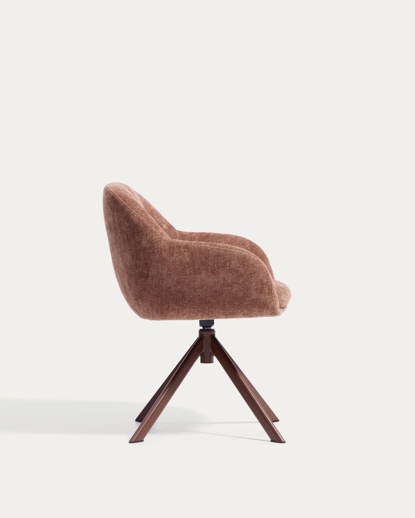 Drehstuhl Dorina aus karamellfarbener Chenille und Stahlbeinen mit karamellfarbenem Finish in Terrakotta präsentiert im Onlineshop von KAQTU Design AG. Drehstuhl ist von Kave Home