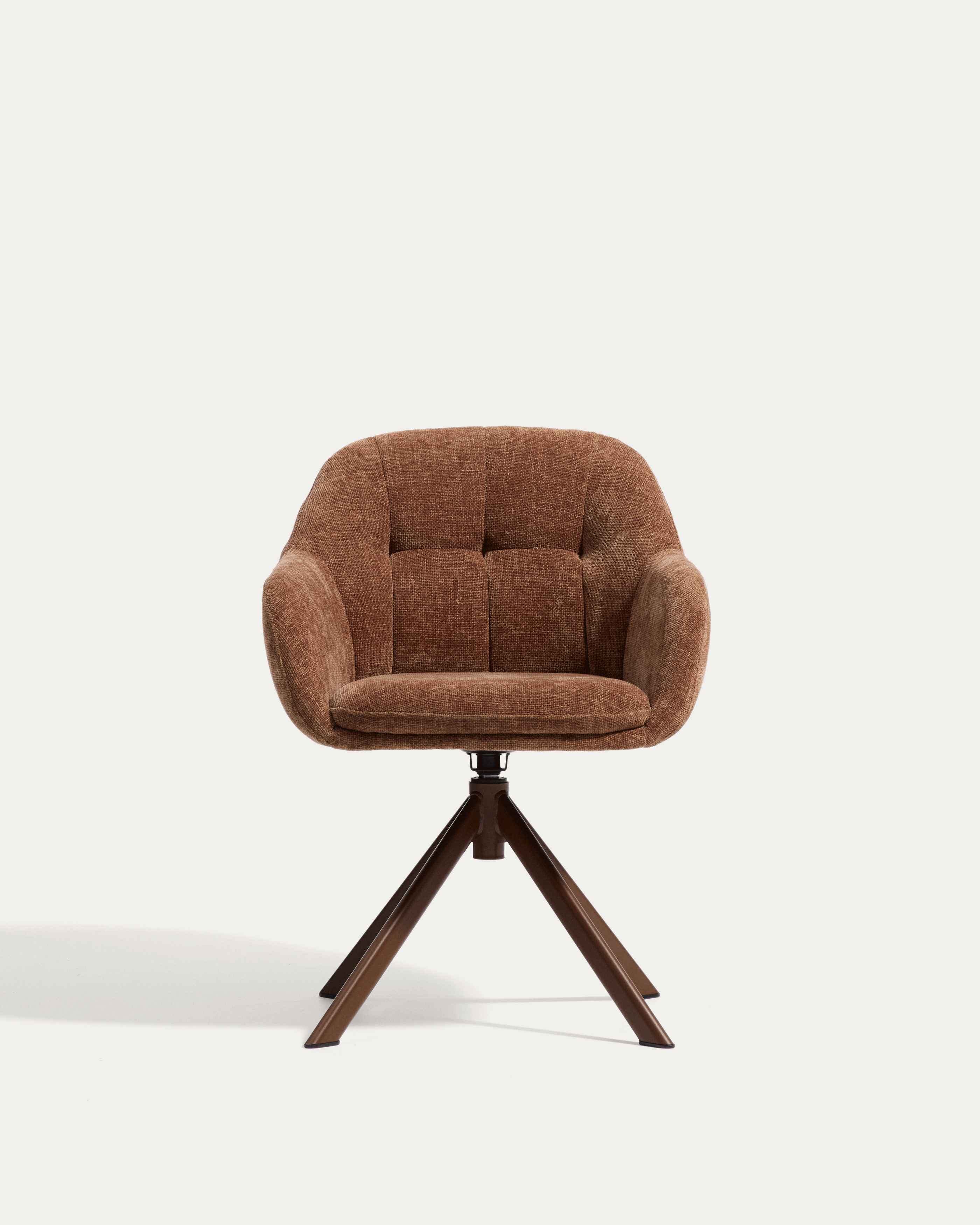 Drehstuhl Dorina aus karamellfarbener Chenille und Stahlbeinen mit karamellfarbenem Finish in Terrakotta präsentiert im Onlineshop von KAQTU Design AG. Drehstuhl ist von Kave Home