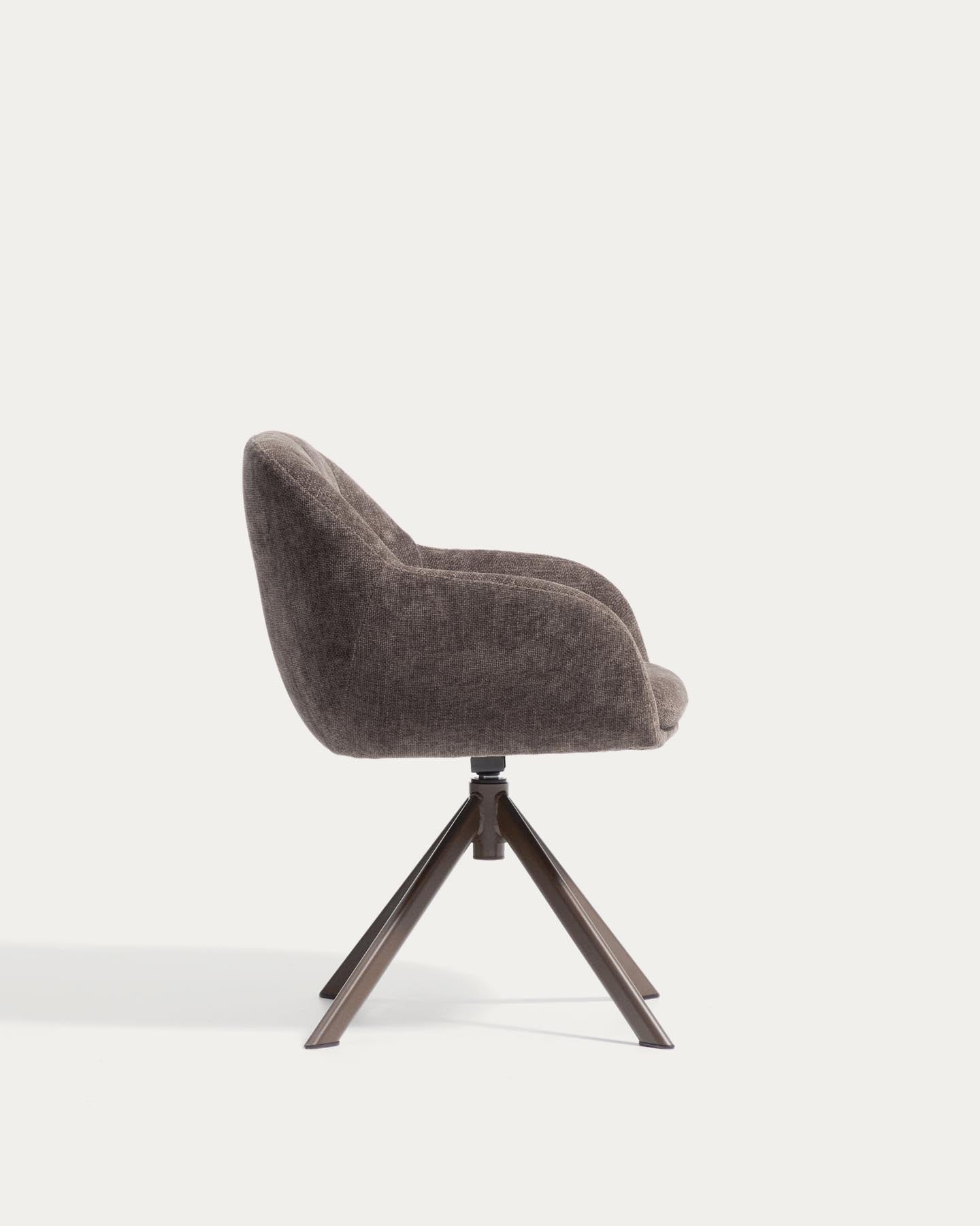 Drehstuhl Dorina aus brauner Chenille und Stahlbeinen mit braunem Finish in Braun präsentiert im Onlineshop von KAQTU Design AG. Drehstuhl ist von Kave Home