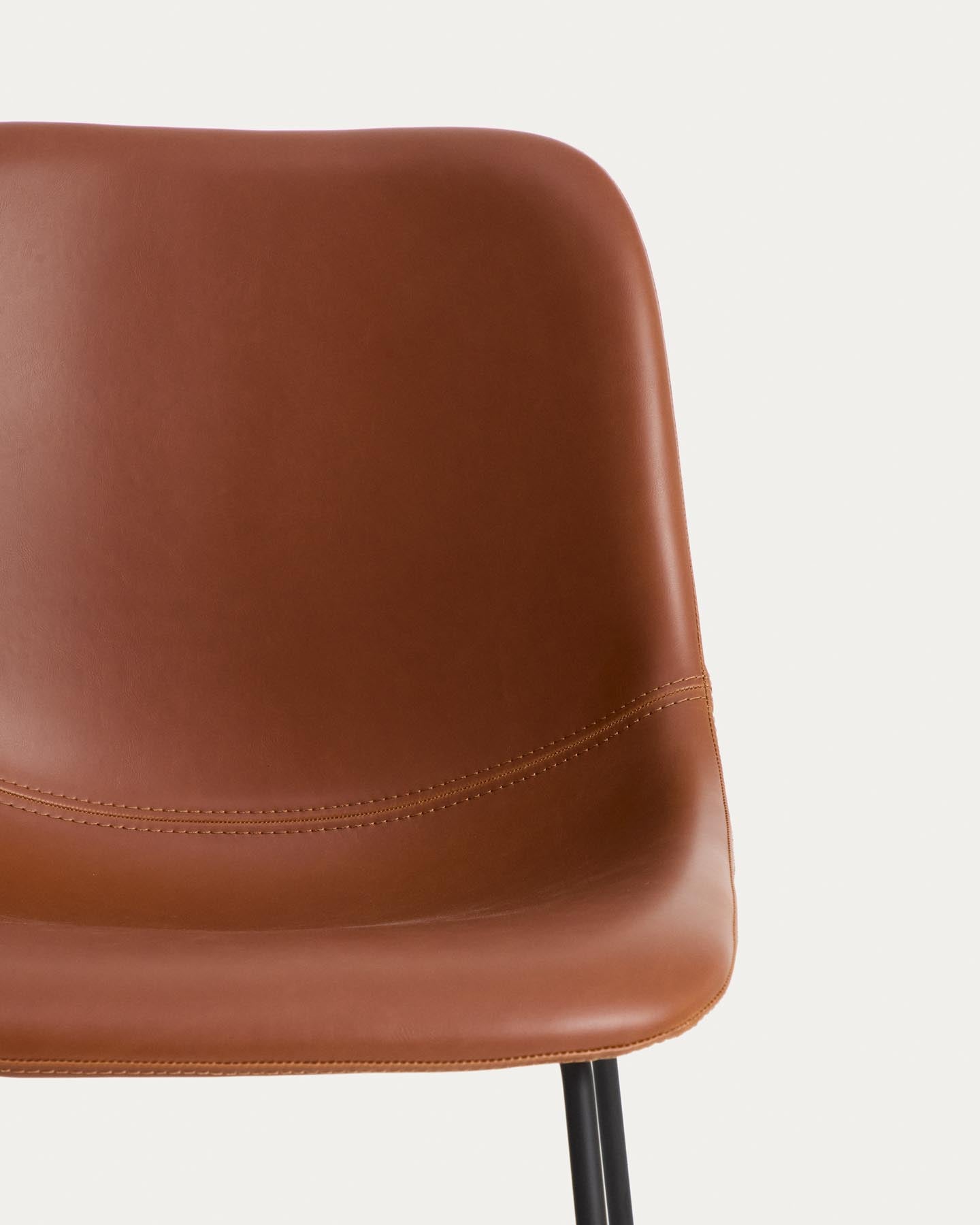 Stuhl Zahara mit braunem Polyurethan und Stahlbeinen mit schwarzem Finish, FSC 100 % in Braun präsentiert im Onlineshop von KAQTU Design AG. Stuhl ist von Kave Home