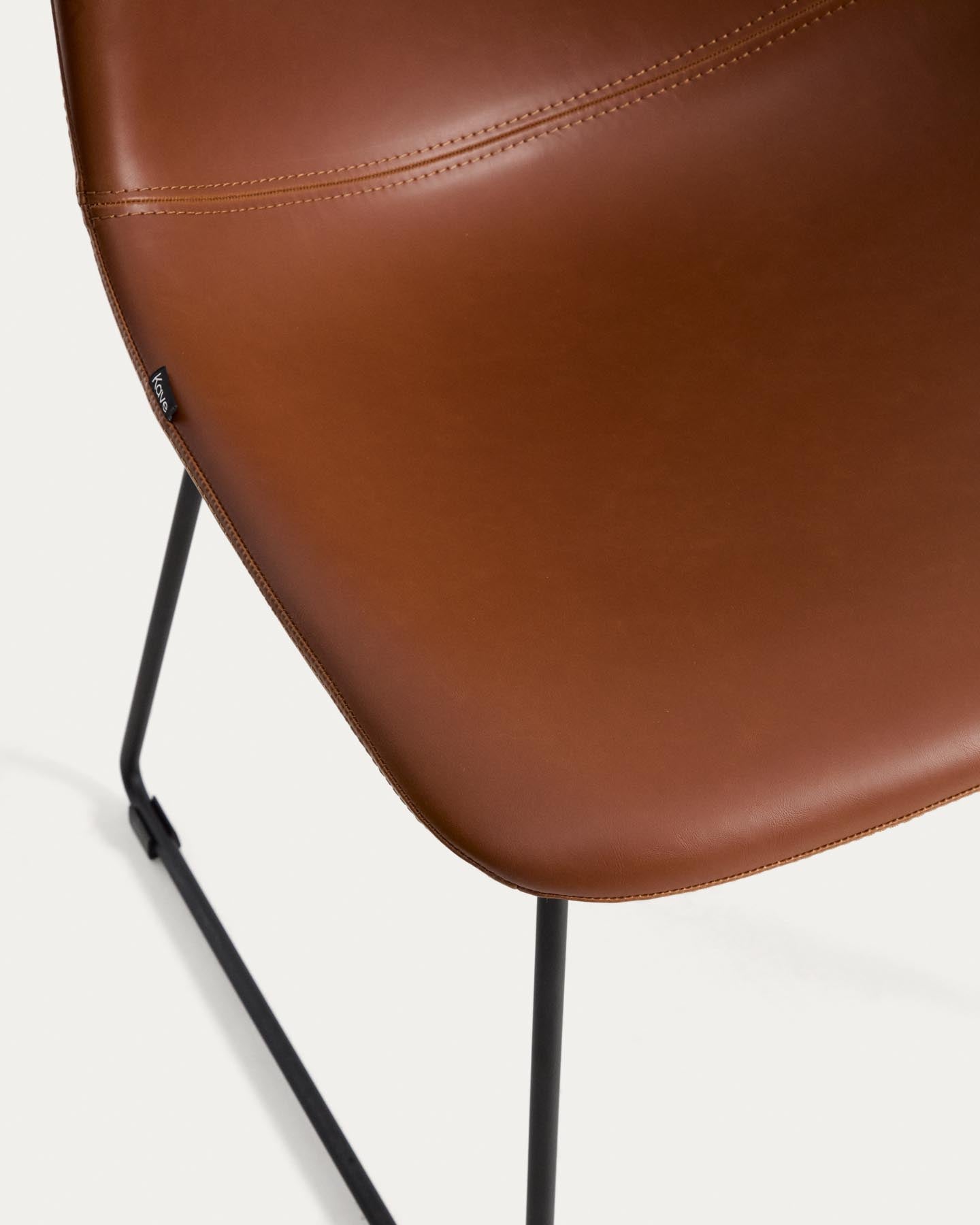 Stuhl Zahara mit braunem Polyurethan und Stahlbeinen mit schwarzem Finish, FSC 100 % in Braun präsentiert im Onlineshop von KAQTU Design AG. Stuhl ist von Kave Home