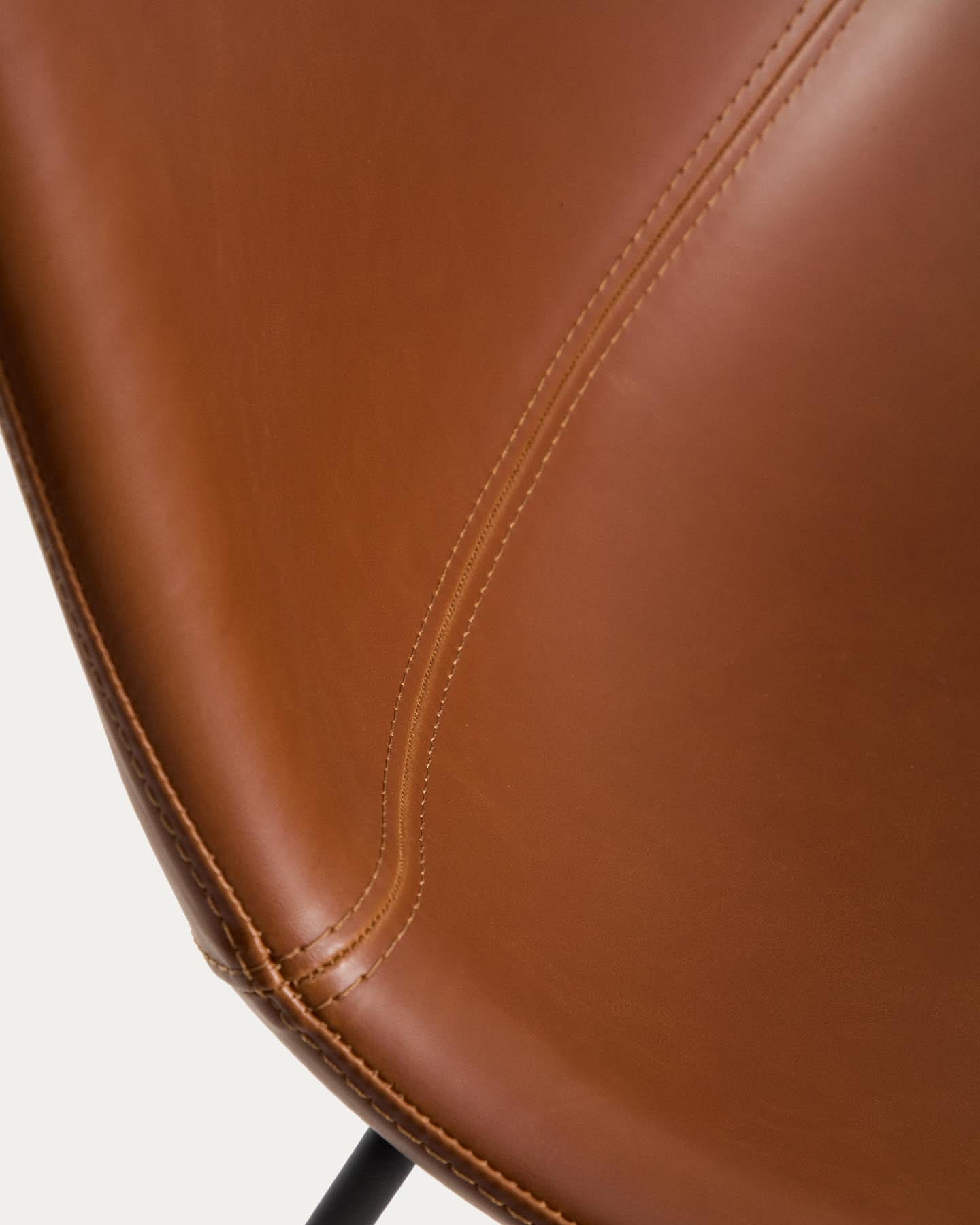 Stuhl Zahara mit braunem Polyurethan und Stahlbeinen mit schwarzem Finish, FSC 100 % in Braun präsentiert im Onlineshop von KAQTU Design AG. Stuhl ist von Kave Home