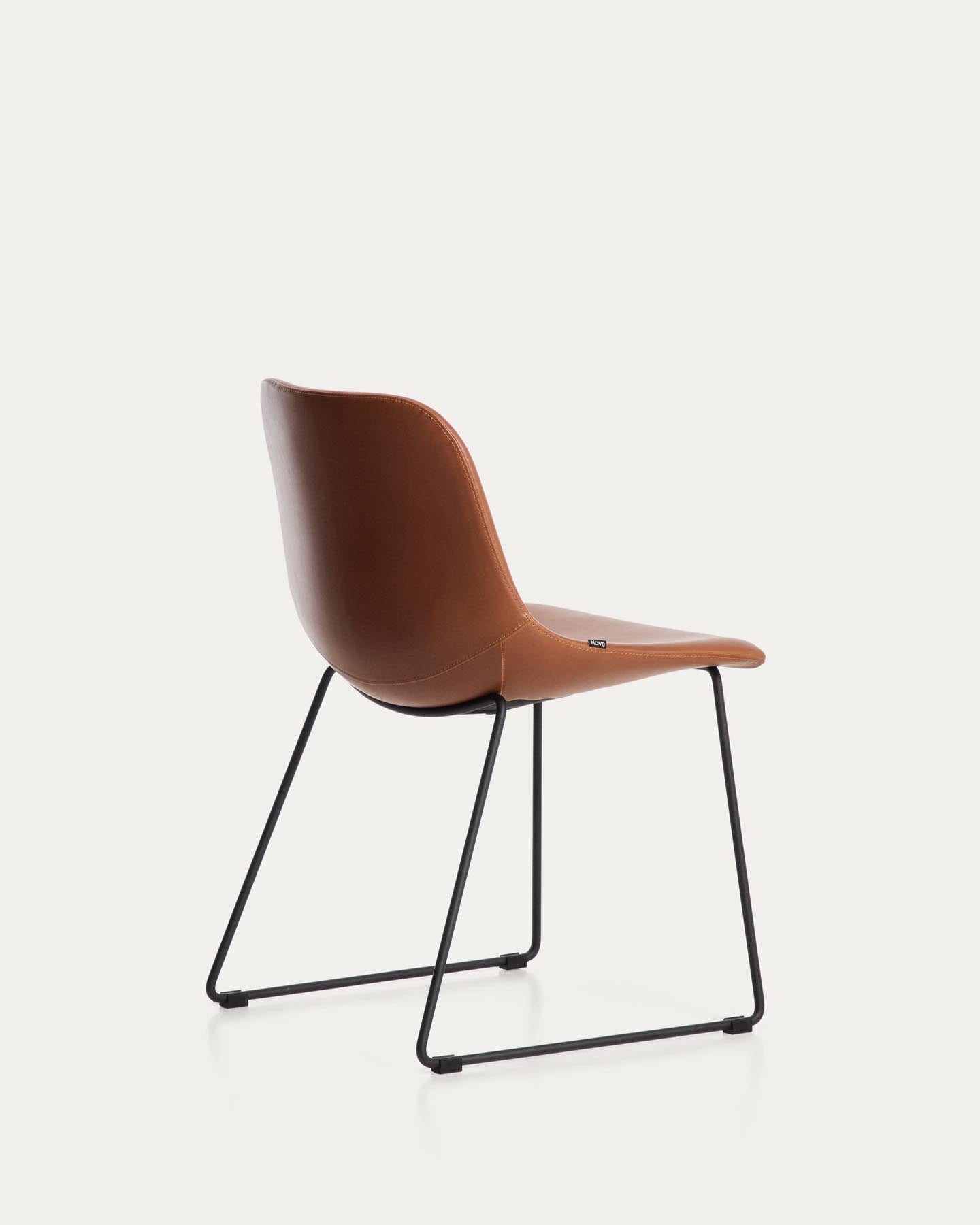 Stuhl Zahara mit braunem Polyurethan und Stahlbeinen mit schwarzem Finish, FSC 100 % in Braun präsentiert im Onlineshop von KAQTU Design AG. Stuhl ist von Kave Home