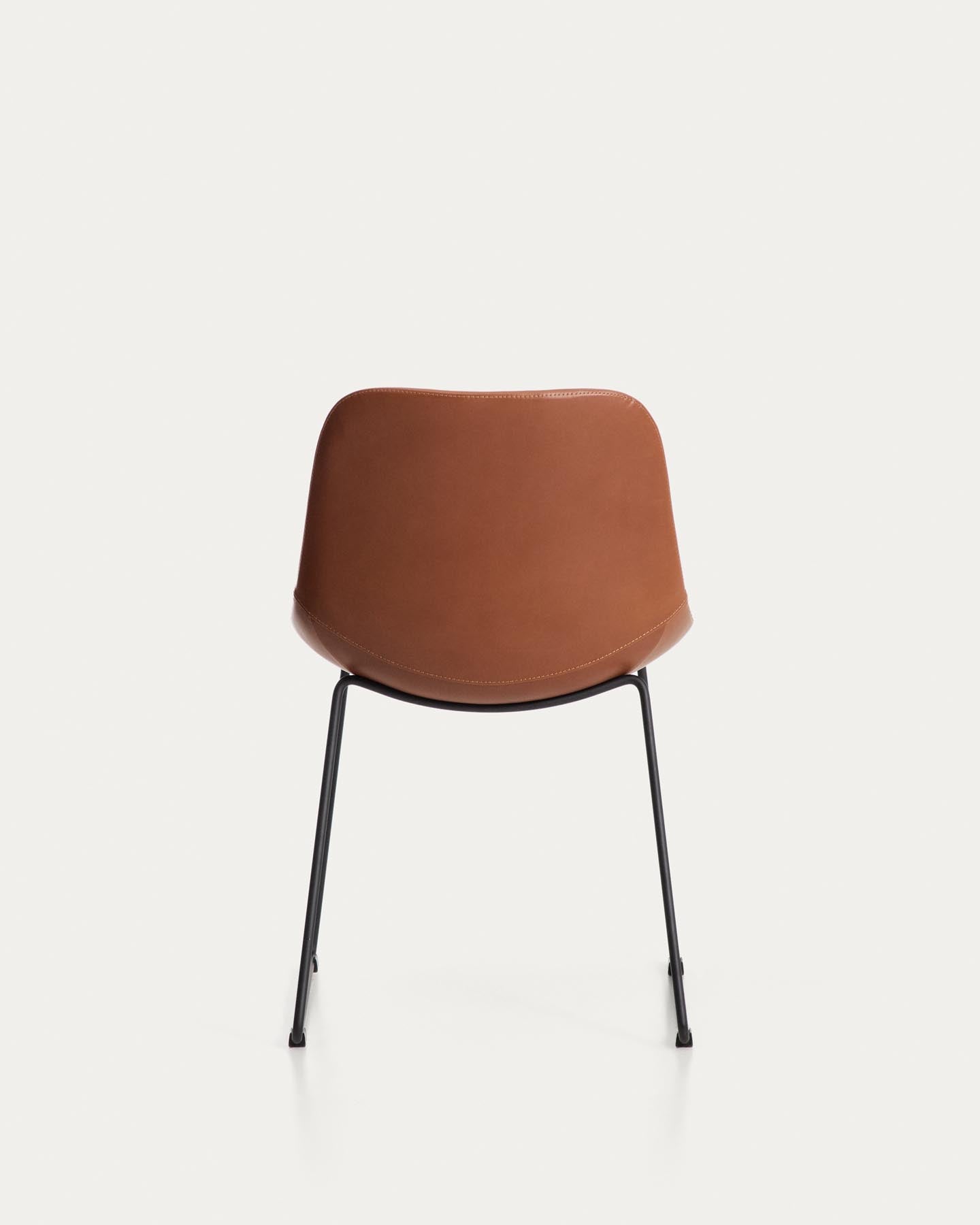 Stuhl Zahara mit braunem Polyurethan und Stahlbeinen mit schwarzem Finish, FSC 100 % in Braun präsentiert im Onlineshop von KAQTU Design AG. Stuhl ist von Kave Home