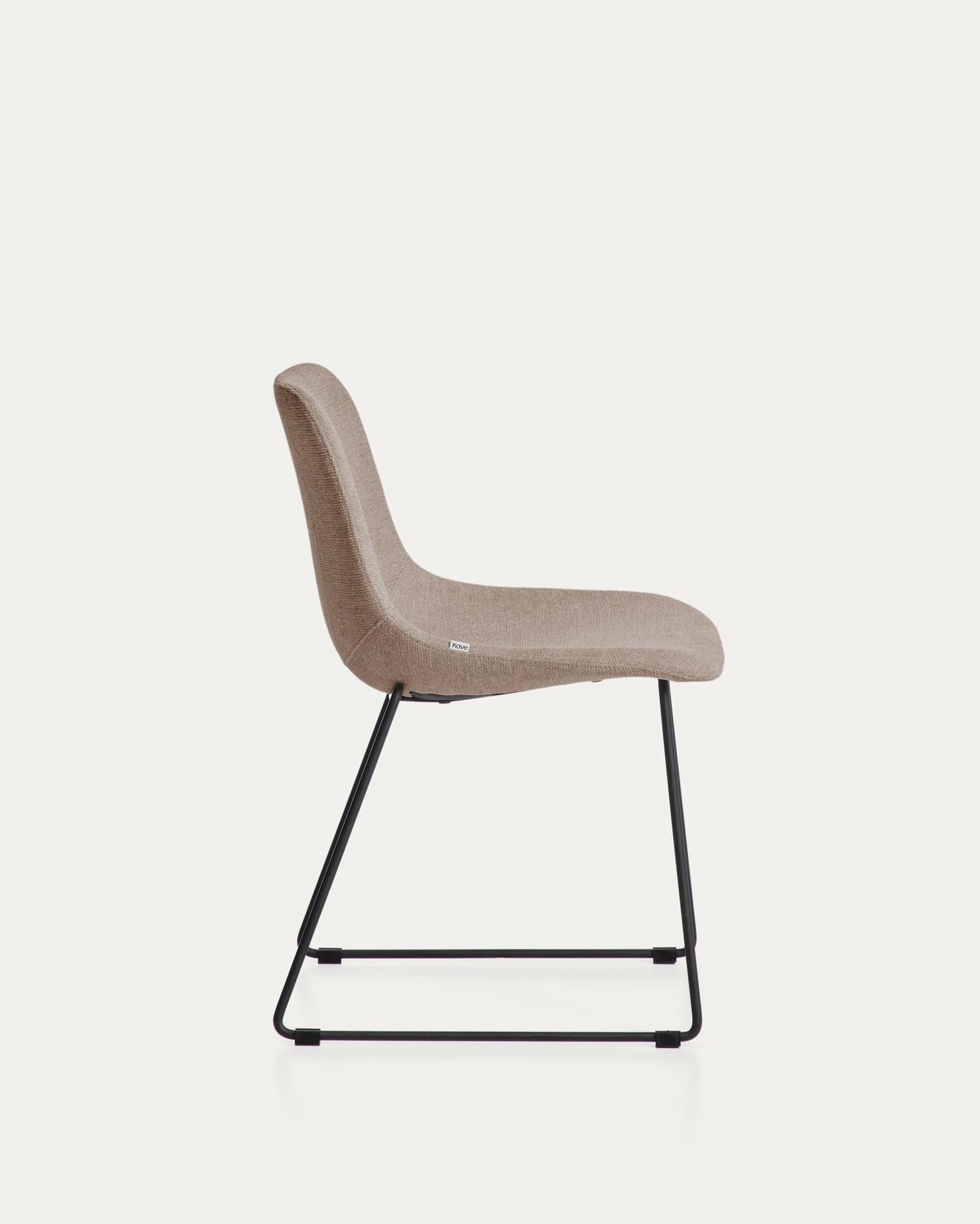 Stuhl Zahara mit brauner Chenille und Stahlbeinen mit schwarzem Finish, FSC 100 % in Braun präsentiert im Onlineshop von KAQTU Design AG. Stuhl ist von Kave Home