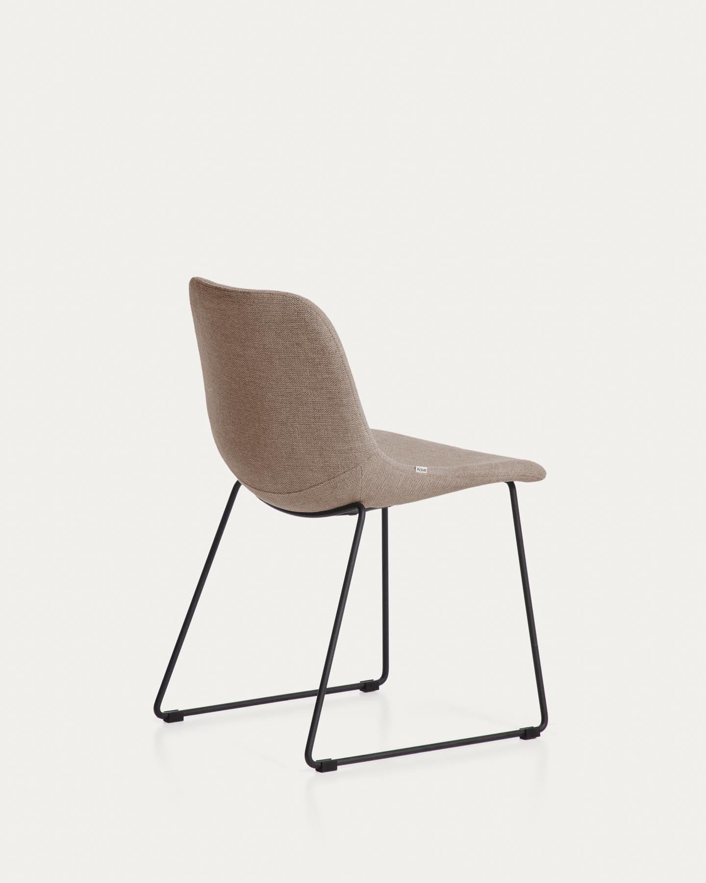 Stuhl Zahara mit brauner Chenille und Stahlbeinen mit schwarzem Finish, FSC 100 % in Braun präsentiert im Onlineshop von KAQTU Design AG. Stuhl ist von Kave Home
