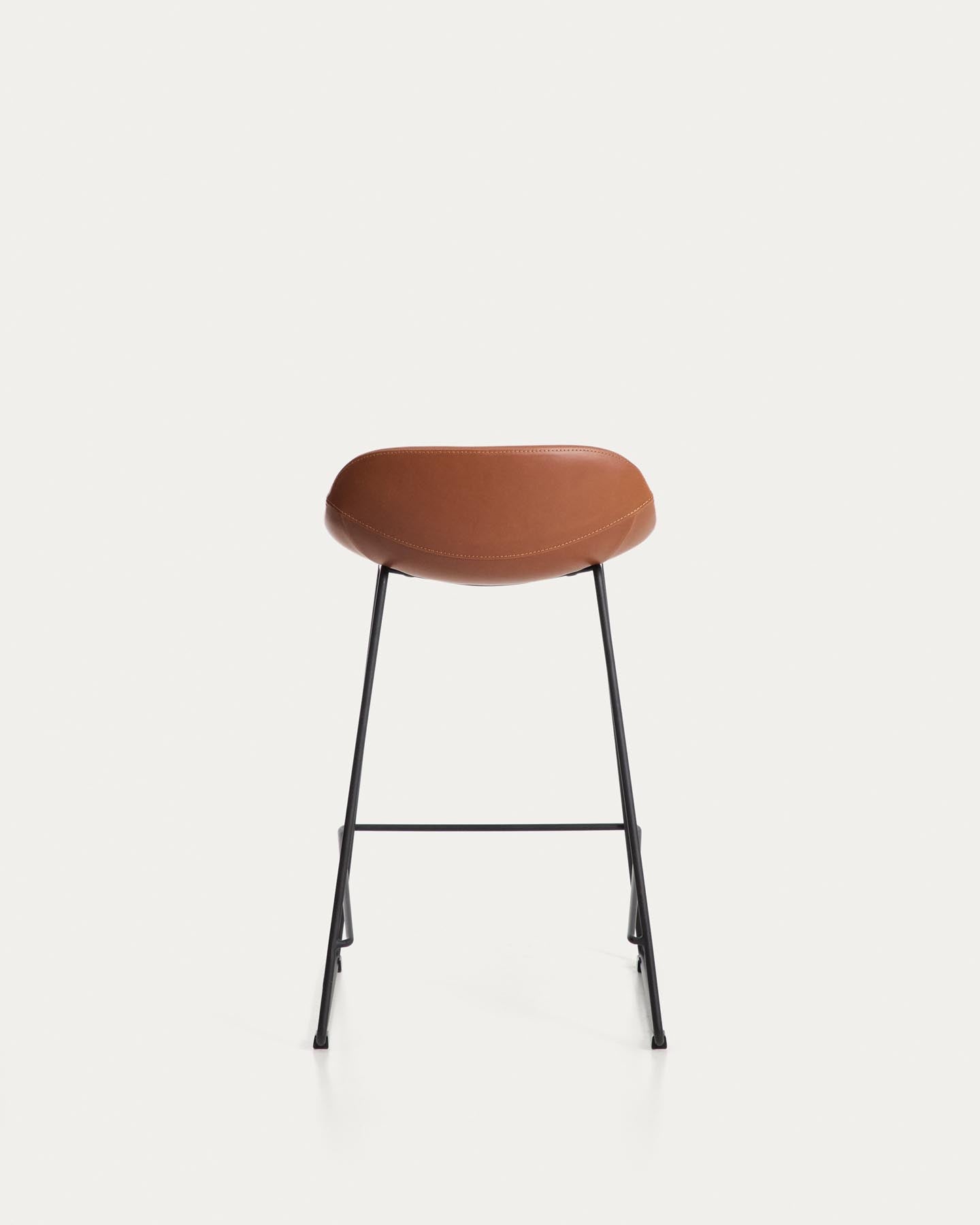 Hocker Zahara mit braunem Polyurethan und Stahlbeinen mit schwarzem Finish, 65 cm, FSC 100 % in Braun präsentiert im Onlineshop von KAQTU Design AG. Barhocker ist von Kave Home