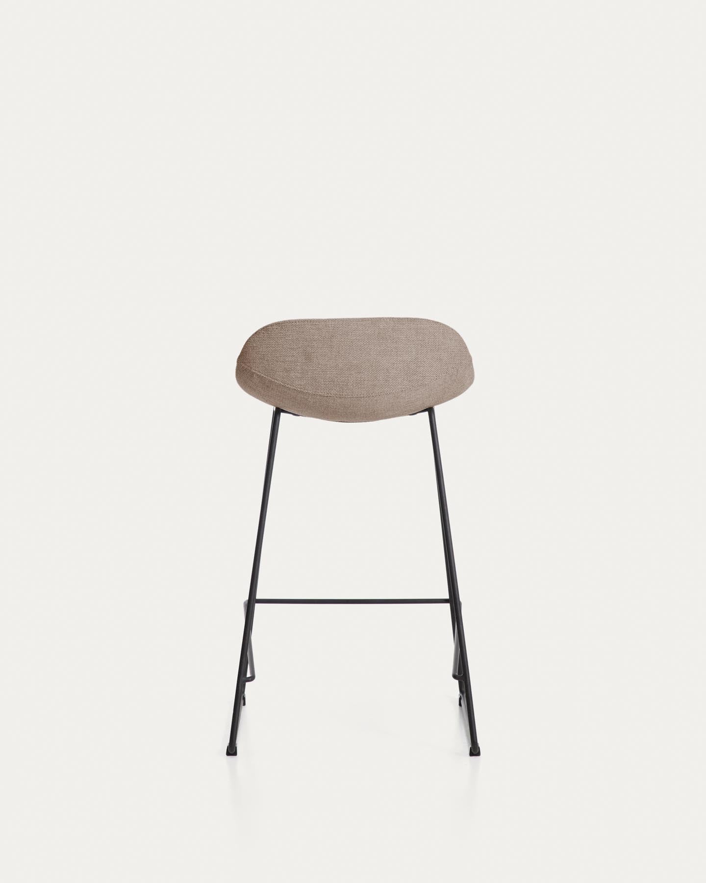 Hocker Zahara mit brauner Chenille und Stahlbeinen mit schwarzem Finish, 65 cm, FSC 100 % in Braun präsentiert im Onlineshop von KAQTU Design AG. Barhocker ist von Kave Home