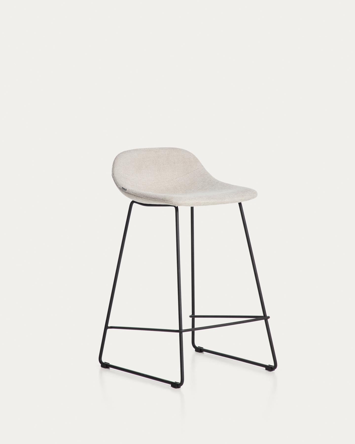 Hocker Zahara mit beiger Chenille und Stahlbeinen mit schwarzem Finish, 65 cm, FSC 100 % in Beige präsentiert im Onlineshop von KAQTU Design AG. Barhocker ist von Kave Home