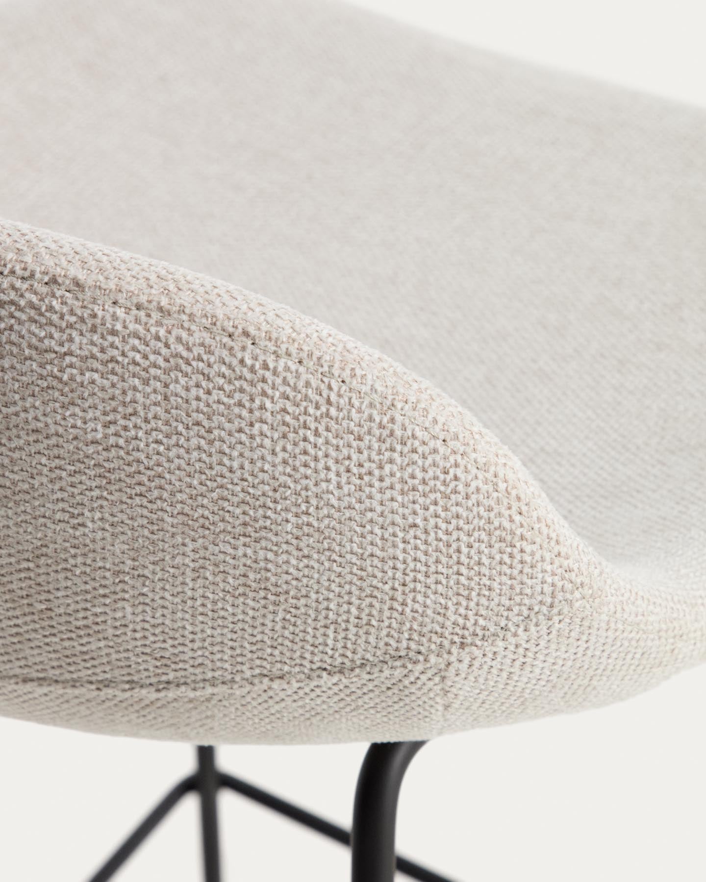Hocker Zahara mit beiger Chenille und Stahlbeinen mit schwarzem Finish, 65 cm, FSC 100 % in Beige präsentiert im Onlineshop von KAQTU Design AG. Barhocker ist von Kave Home