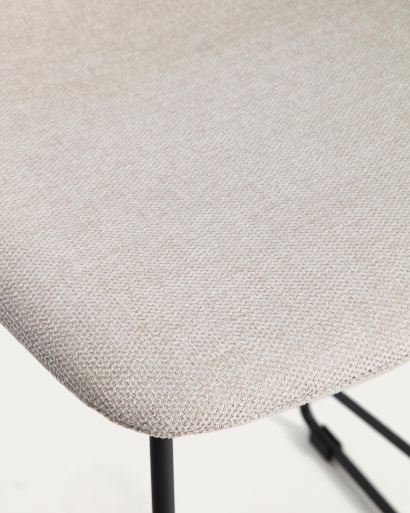 Hocker Zahara mit beiger Chenille und Stahlbeinen mit schwarzem Finish, 65 cm, FSC 100 % in Beige präsentiert im Onlineshop von KAQTU Design AG. Barhocker ist von Kave Home