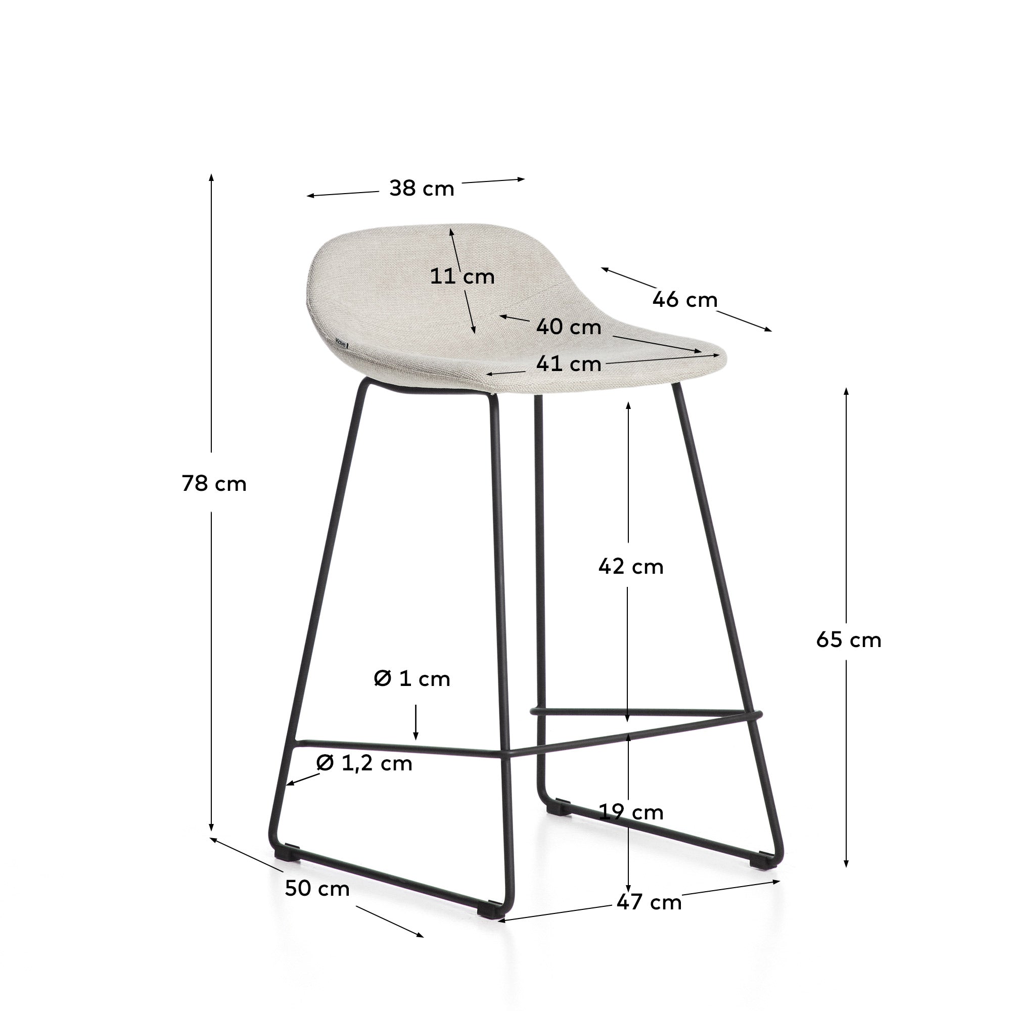Hocker Zahara mit beiger Chenille und Stahlbeinen mit schwarzem Finish, 65 cm, FSC 100 % in Beige präsentiert im Onlineshop von KAQTU Design AG. Barhocker ist von Kave Home