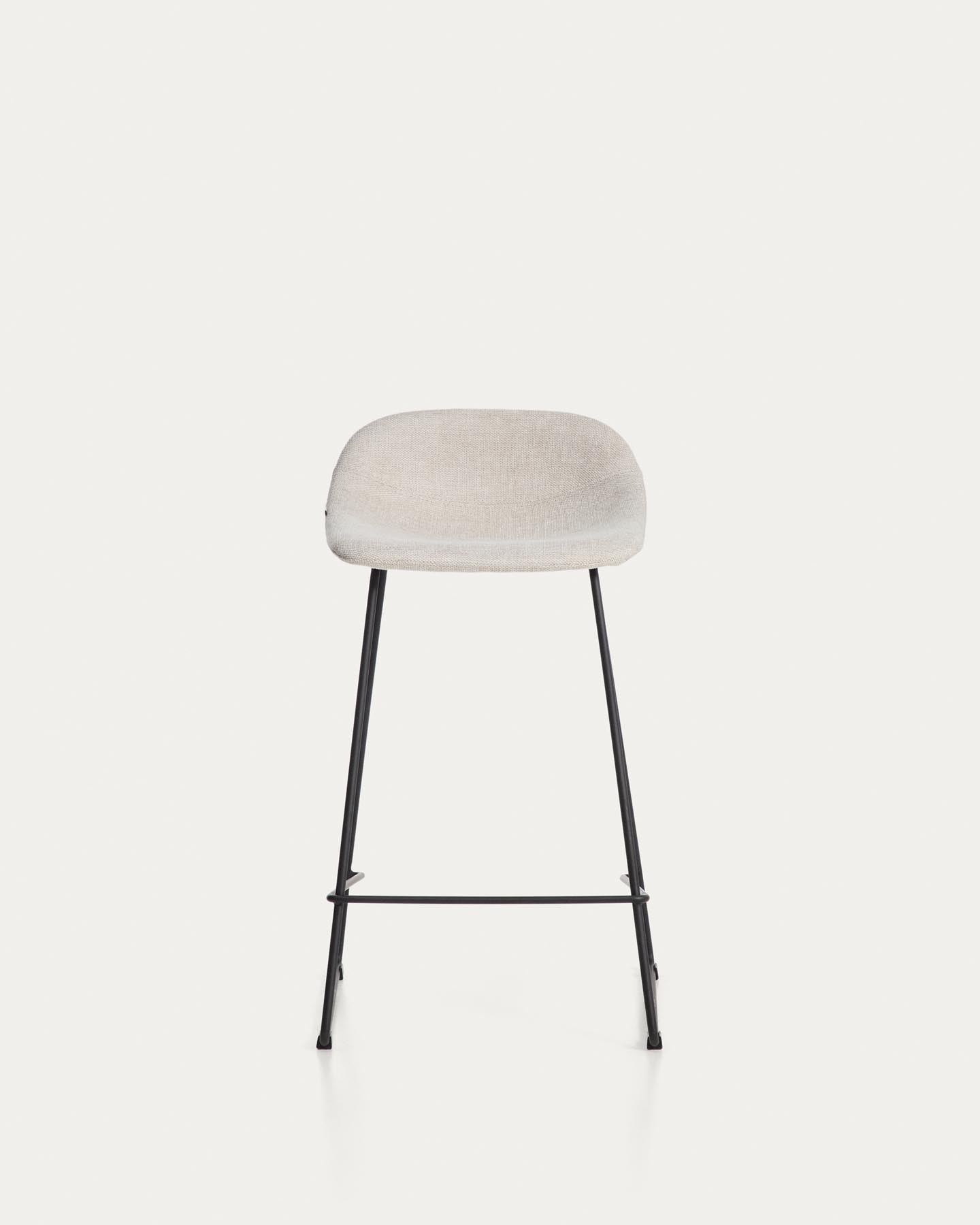 Hocker Zahara mit beiger Chenille und Stahlbeinen mit schwarzem Finish, 65 cm, FSC 100 % in Beige präsentiert im Onlineshop von KAQTU Design AG. Barhocker ist von Kave Home