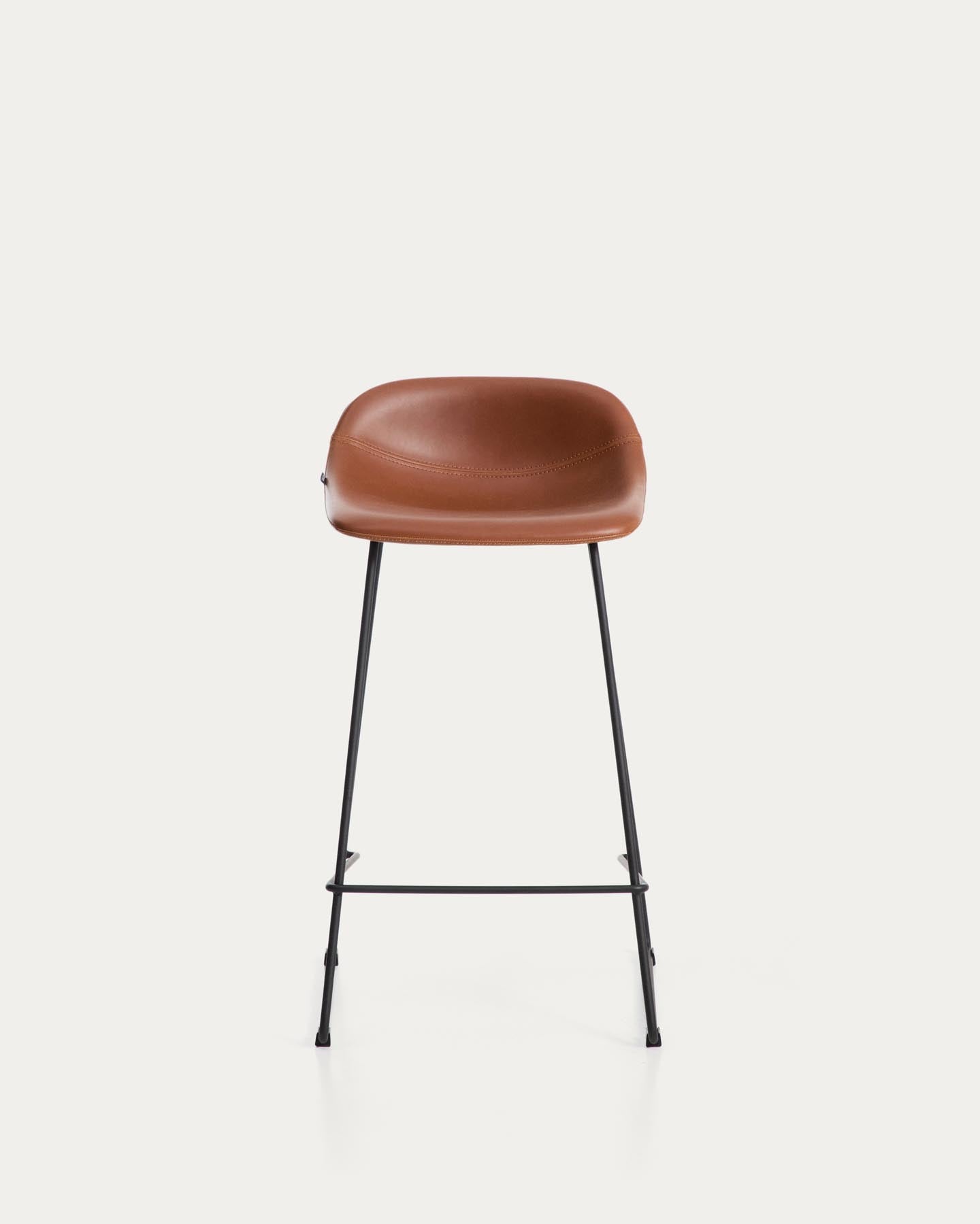 Hocker Zahara mit braunem Polyurethan und Stahlbeinen mit schwarzem Finish, 76 cm, FSC 100 % in Braun präsentiert im Onlineshop von KAQTU Design AG. Barhocker ist von Kave Home