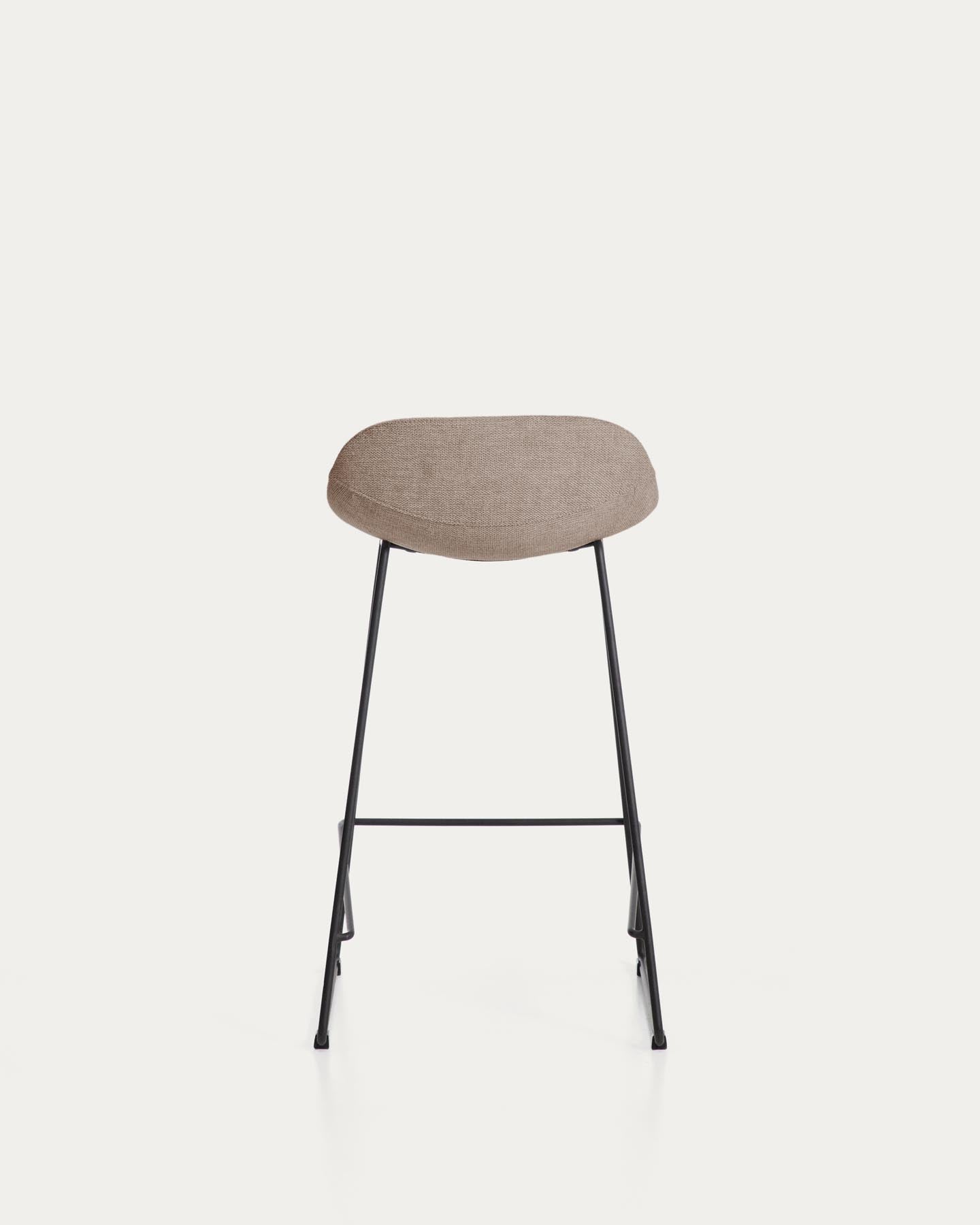 Hocker Zahara mit brauner Chenille und Stahlbeinen mit schwarzem Finish, 76 cm, FSC 100 % in Braun präsentiert im Onlineshop von KAQTU Design AG. Barhocker ist von Kave Home