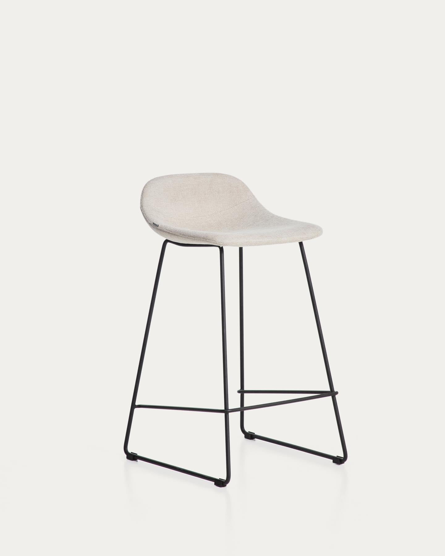 Hocker Zahara mit beiger Chenille und Stahlbeinen mit schwarzem Finish, 76 cm, FSC 100 % in Beige präsentiert im Onlineshop von KAQTU Design AG. Barhocker ist von Kave Home