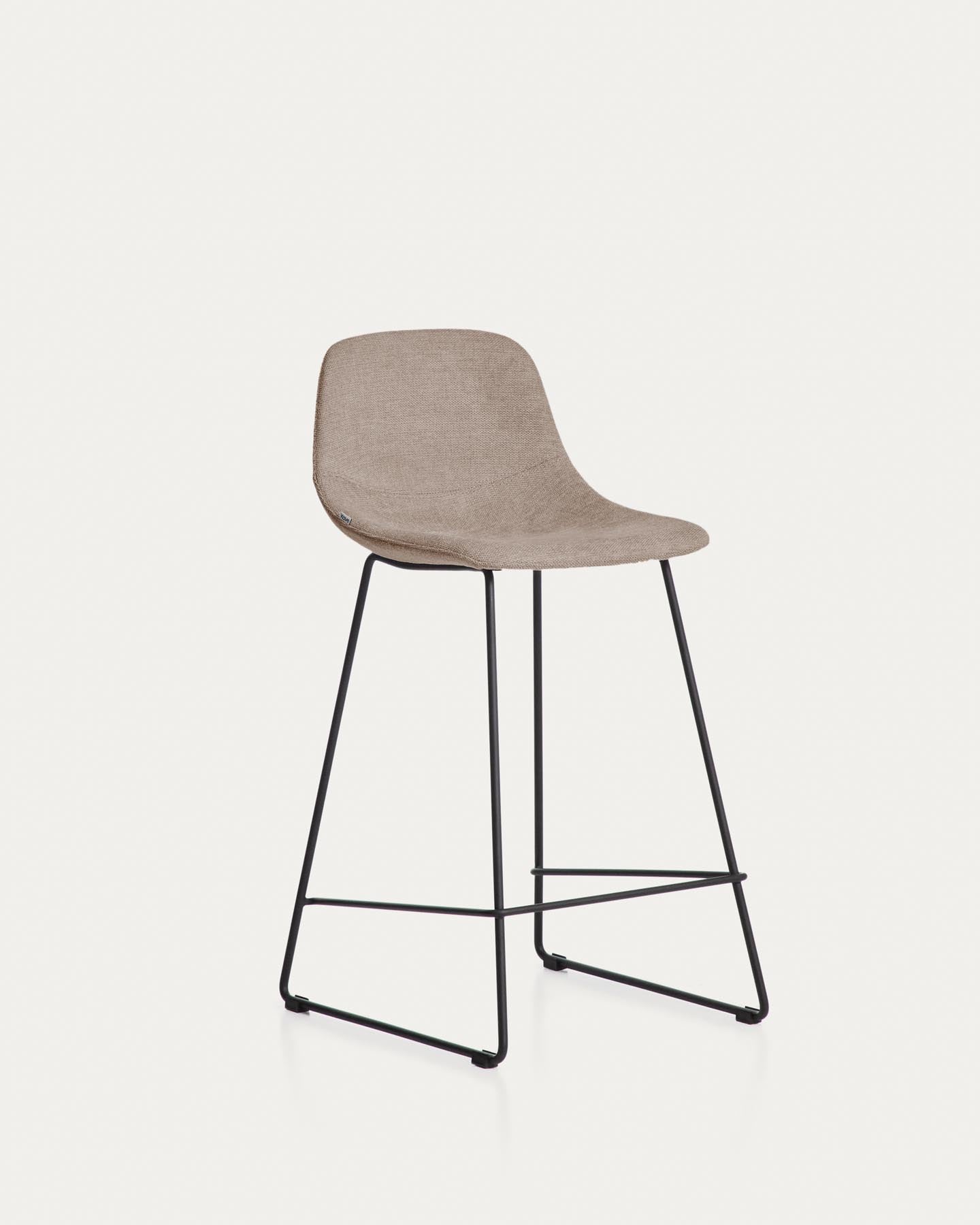 Hocker Zahara mit brauner Chenille und Stahlbeinen mit schwarzem Finish, 65 cm, FSC 100 % in Braun präsentiert im Onlineshop von KAQTU Design AG. Barhocker ist von Kave Home